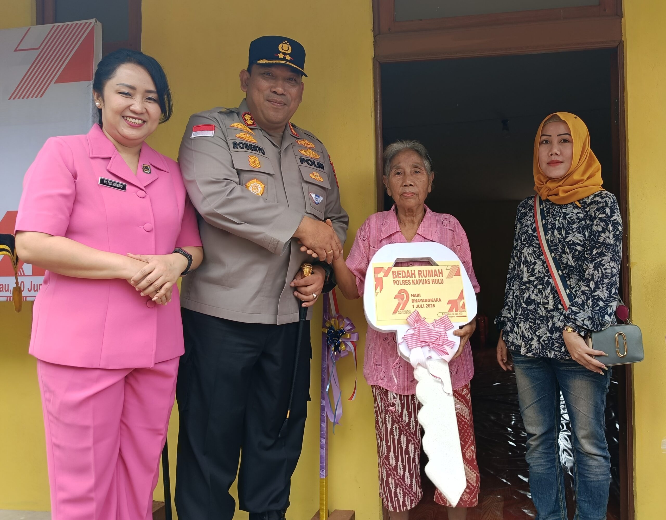 Didampingi istrinya, Kapolres Kapuas Hulu AKBP Roberto Aprianto Uda saat menyerahkan kunci rumah secara simbolis atas rehab rumah yang dilakukan Polres Kapuas Hulu