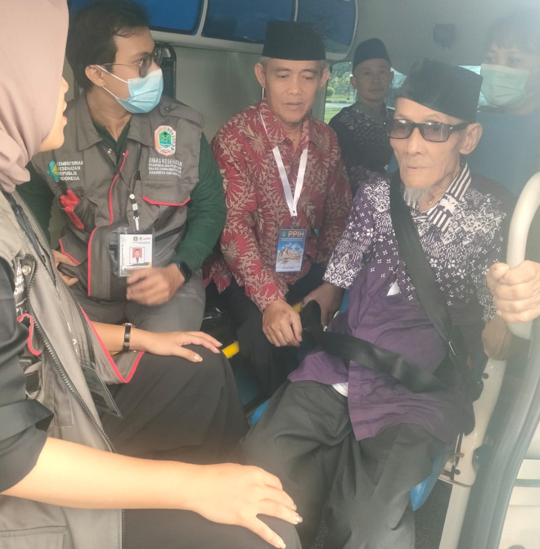 Jemaah haji asal Kapuas Hulu M. Dani saat gagal berangkat ke tanah suci saat berada di Batam karena sakit