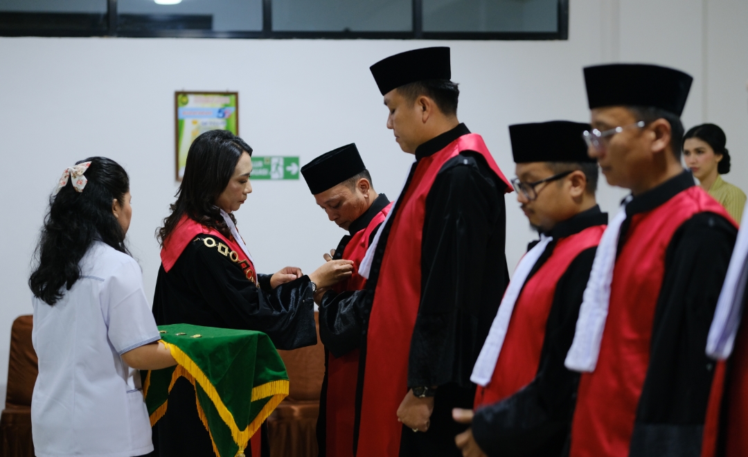 Pelantikan lima hakim baru Pengadilan Negeri Putussibau oleh Ketua PN Putussibau Rina BR Sembiring