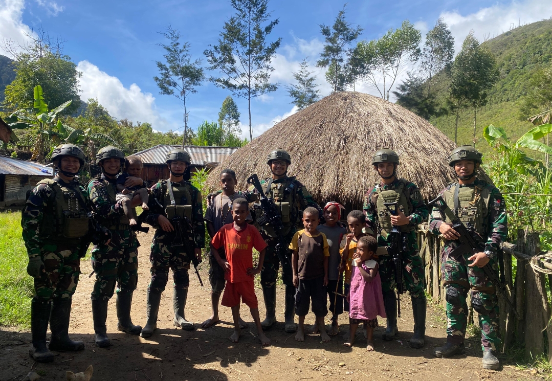 Satgas Yonif 644/Walet Sakti dari Pos Walaik, yang datang membawa kasih kepada anak-anak pegunungan Papua