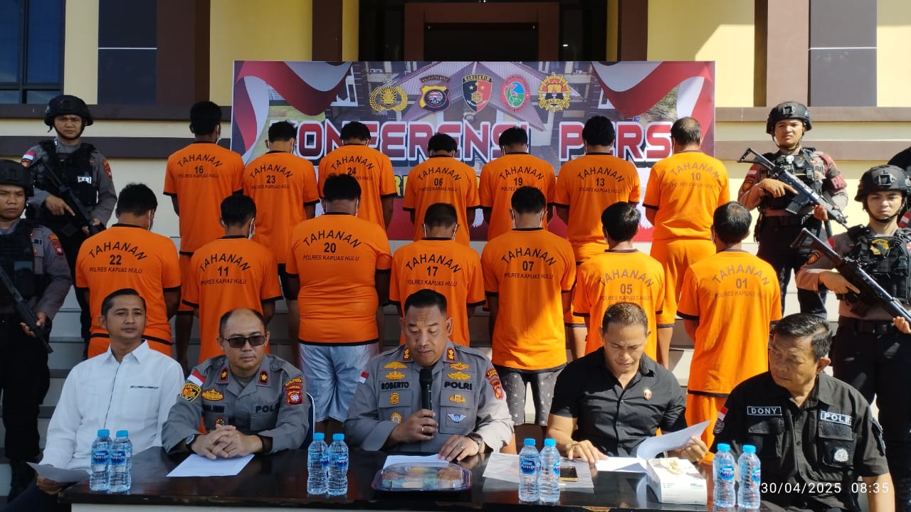 Belasan pelaku pengeroyokan Hairi di Bunut Hulu yang diamankan Polres Kapuas Hulu