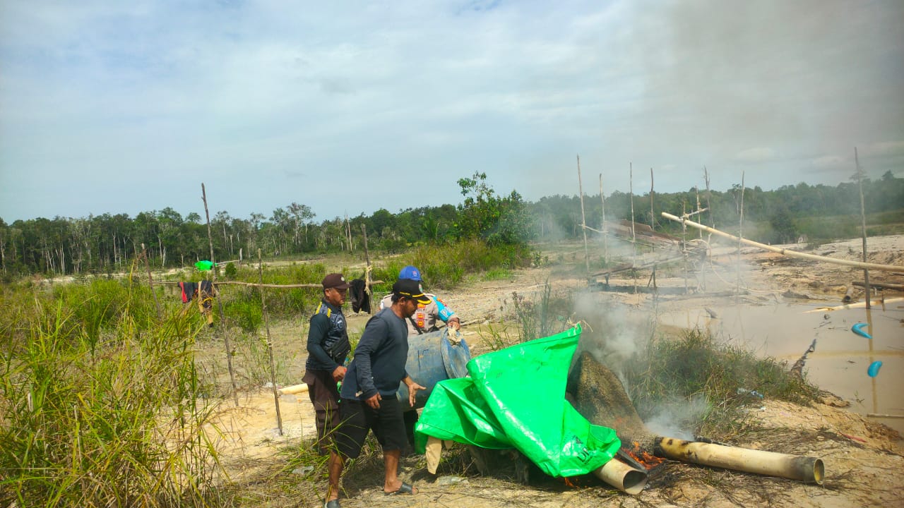 Bersama masyarakat, Polisi di Silat Hilir menindak kegiatan PETI di Desa Perigi. 