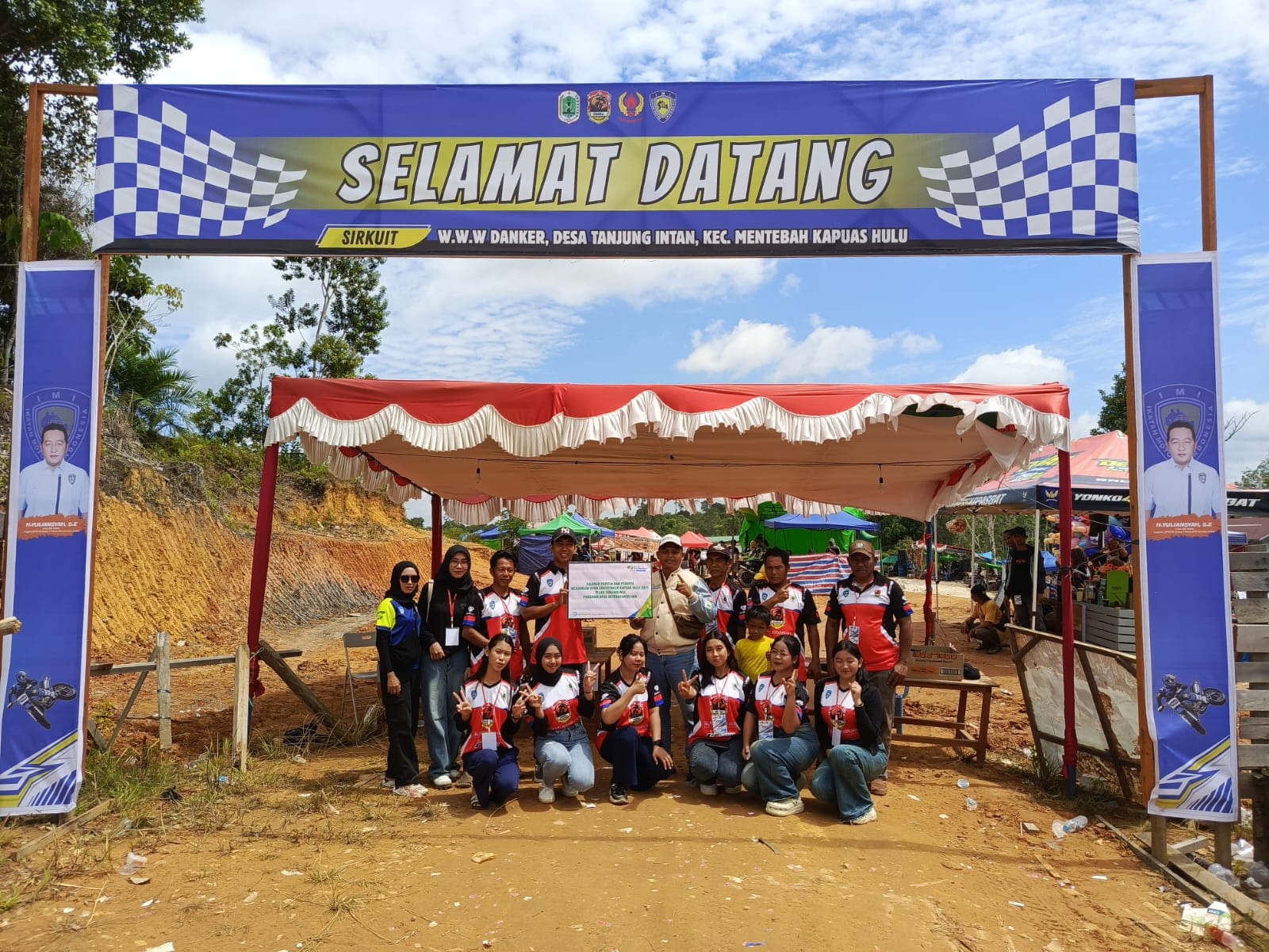 BPJS Ketenagakerjaan Cabang Kapuas Hulu saat melindungi pebalap dalam ajang Grastrack Kapuas Hulu dengan program jaminan sosial ketenagakerjaan