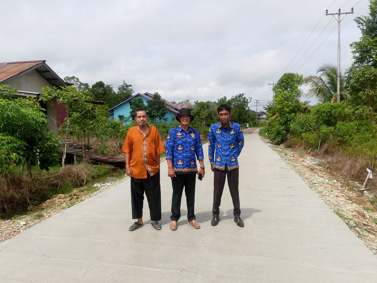 Jalan Amril Norman di Kedamin Hulu Kecamatan Putussibau Selatan yang sudah selesai dikerjakan