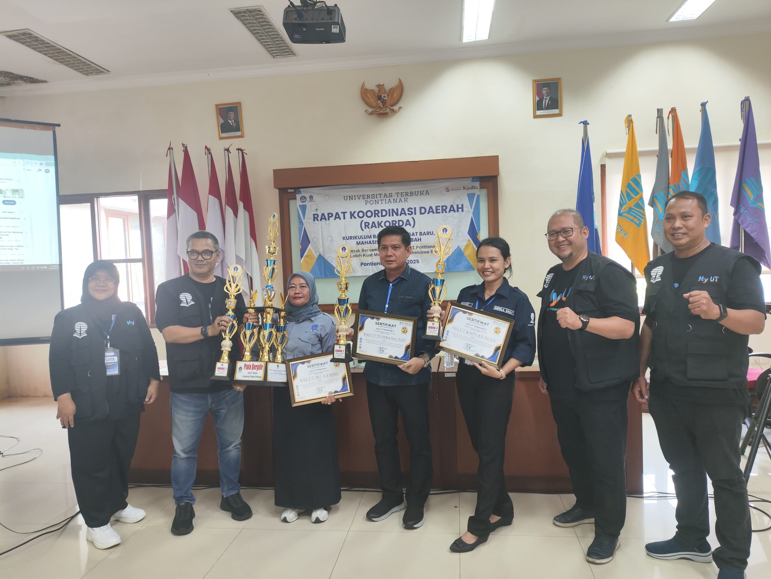 UT Pontianak saat memberikan penghargaan kepada SALUT terbaik di Kalimantan Barat