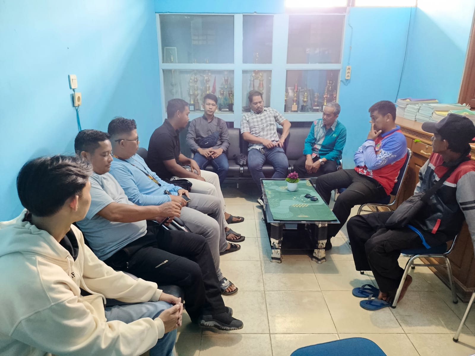 Warga Teluk Barak saat mendatangi PDAM Kapuas Hulu