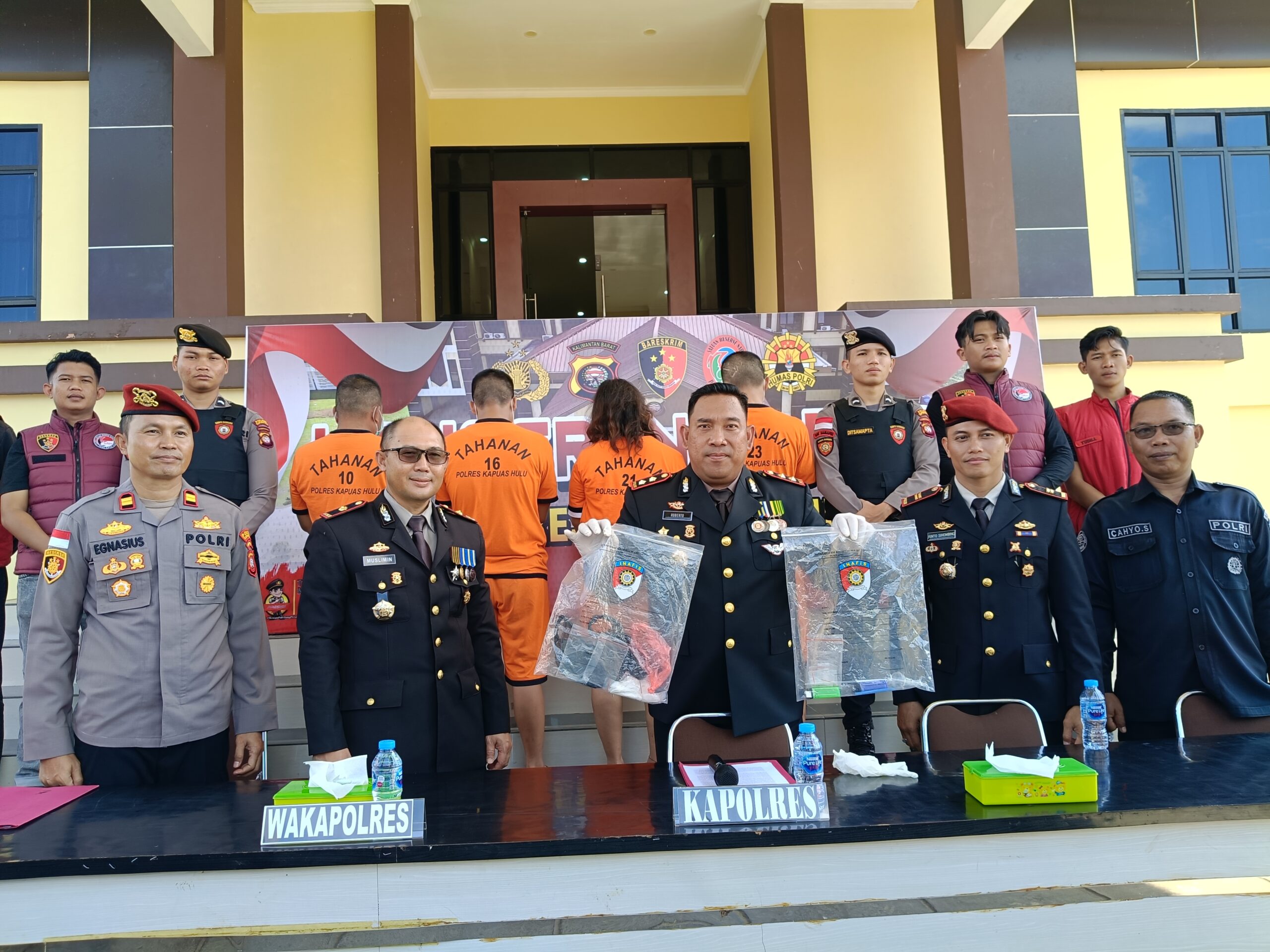 Kapolres Kapuas Hulu AKBP Roberto Aprianto Uda saat menyampaikan hasil pengungkapan kasus kejahatan dihadapan awak media