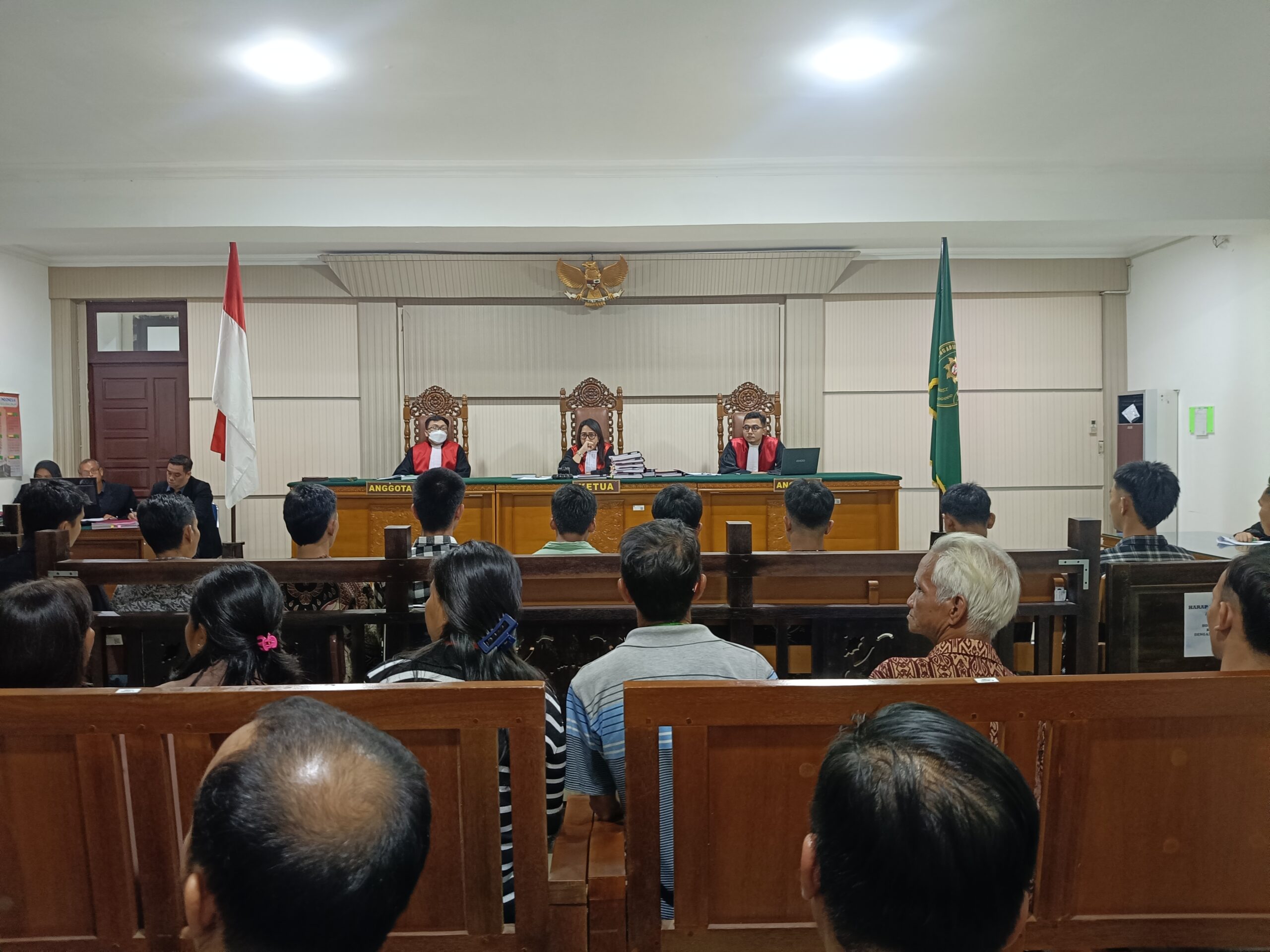 Suasana persidangan di Pengadilan Negeri Putussibau terhadap kasus PETI dengan jumlah 22 terdakwa