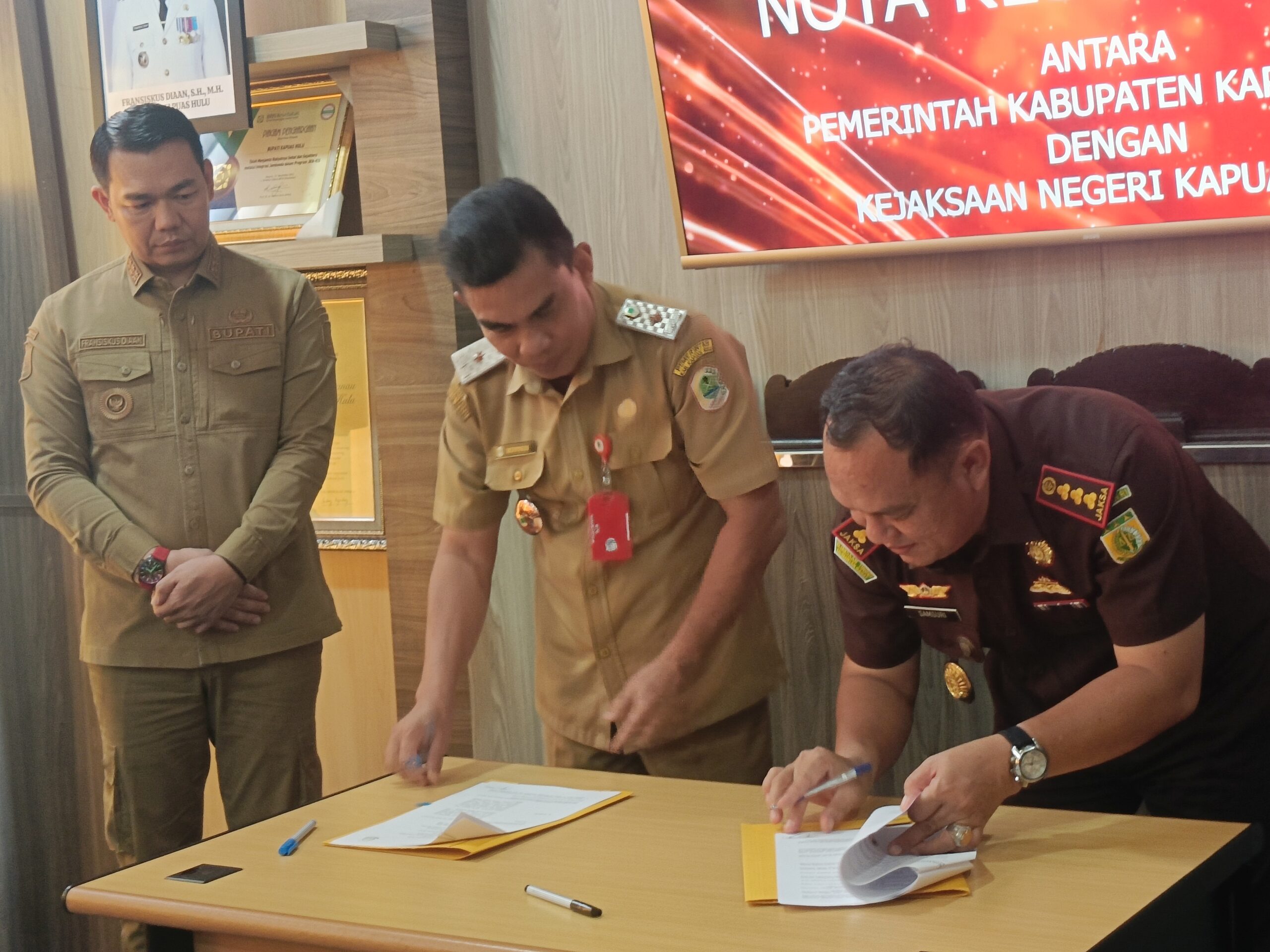 Penandatanganan MoU antara Kejari dan Pemkab Kapuas Hulu dalam bidang hukum dan tata usah negara