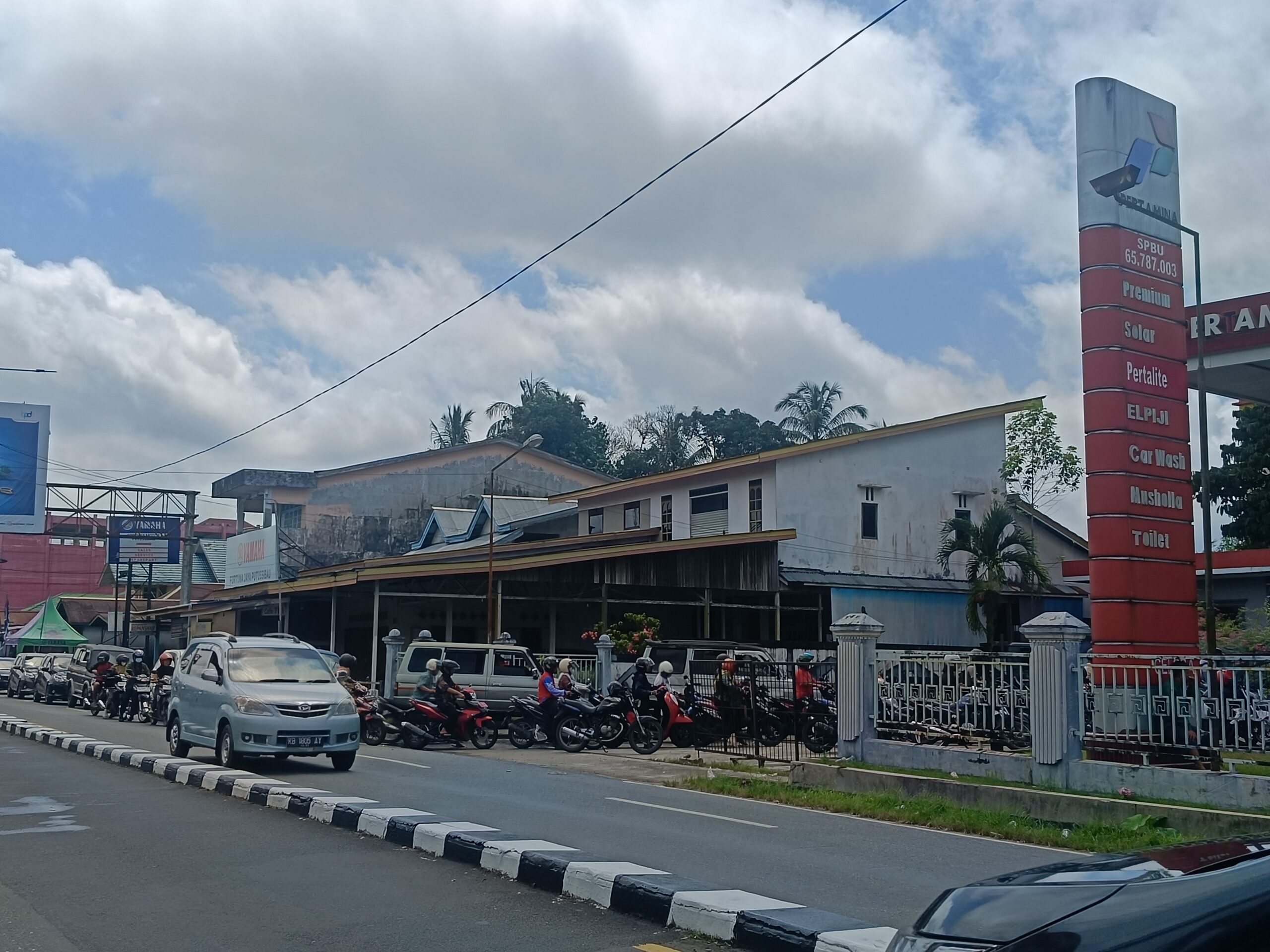 Antrean BBM di salah satu SPBU di Kota Putussibau