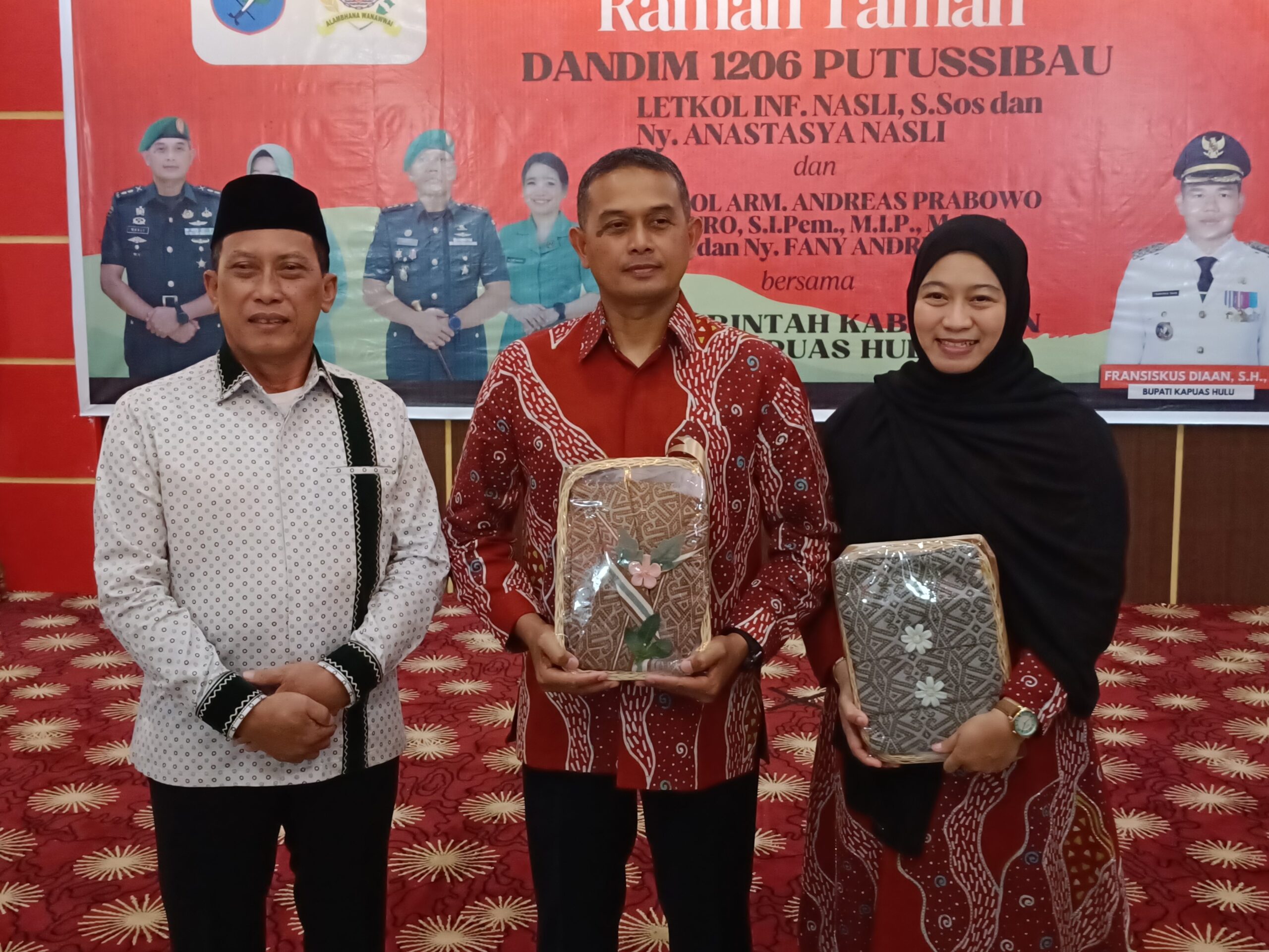 Pemberian cenderamata dari Wakil Bupati Kapuas Hulu kepada mantan Dandim 1206 Psb Letkol Inf Nasli