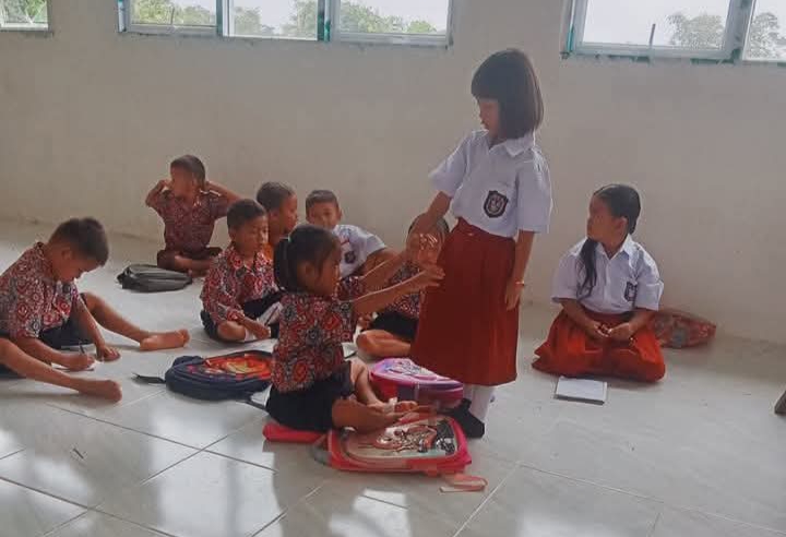 Siswa SDN 03 Nanga Dua saat belajar tanpa meja dan kursi 