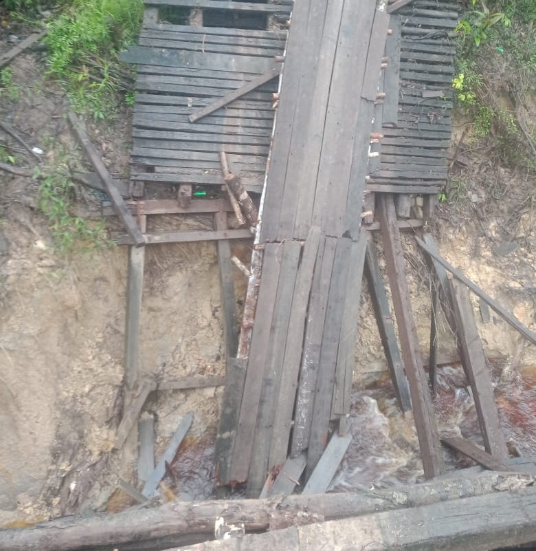Jembatan di Desa Kirin Nangka Kecamatan Embaloh Hilir ini ambruk akibat hujan dan longsor. 
