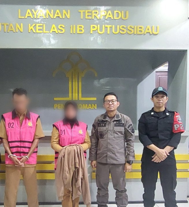 Kedua tersangka kasus dugaan Tipikor Dana Desa dan BUMDes Lubuk Pengail Kecamatan Suhaidi saat dijebloskan ke penjara oleh Kejari Kapuas Hulu 