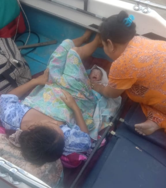 Seorang ibu di Desa Sekulat Kecamatan Selimbau saat melahirkan di speedboat saat menju ke Puskesmas Selimbau