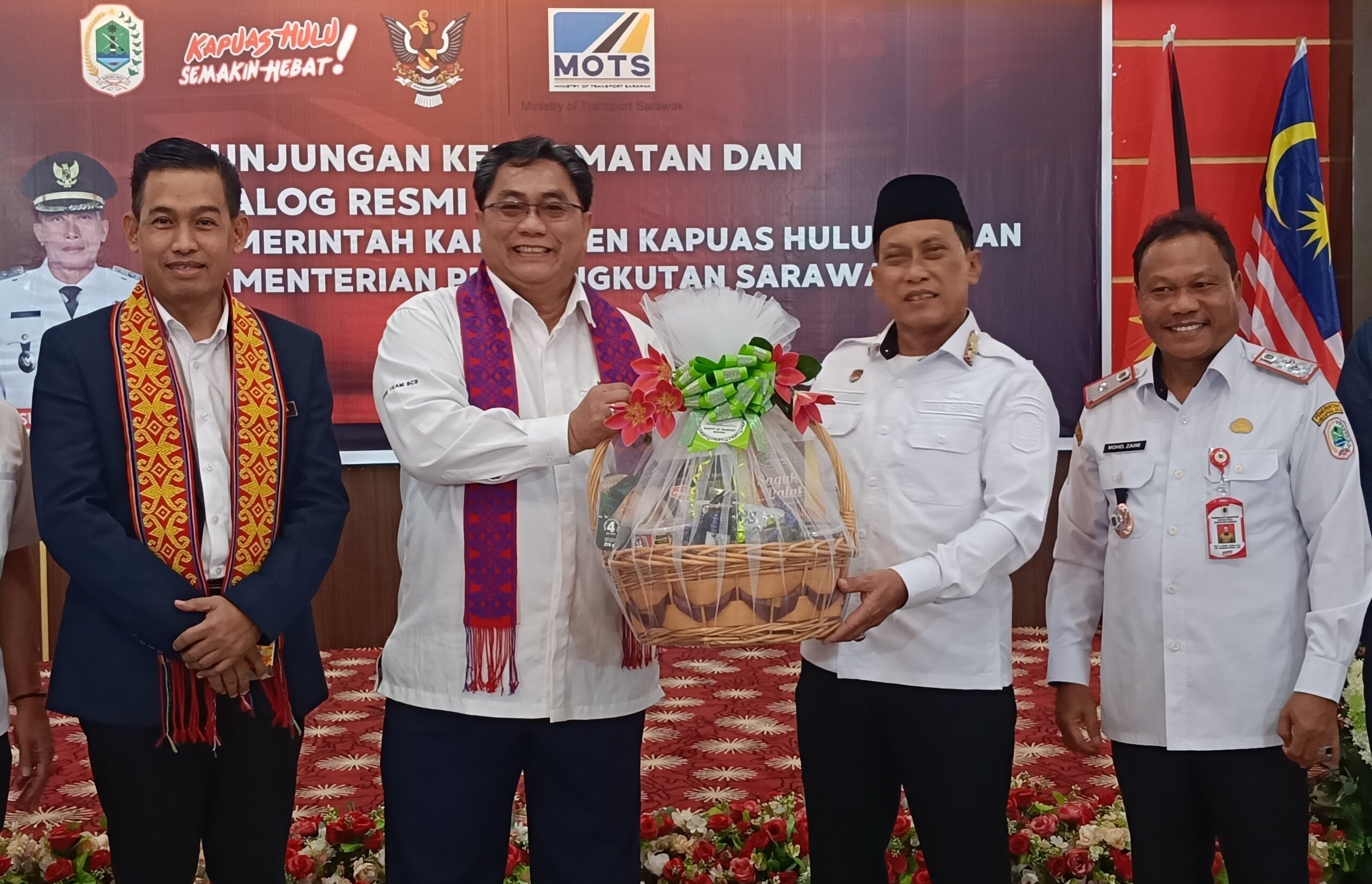 Selamat Jati Menteri Pengangkutan Serawak Malaysia saat memberikan cendera mata kepada Wakil Bupati Kapuas Hulu Sukardi