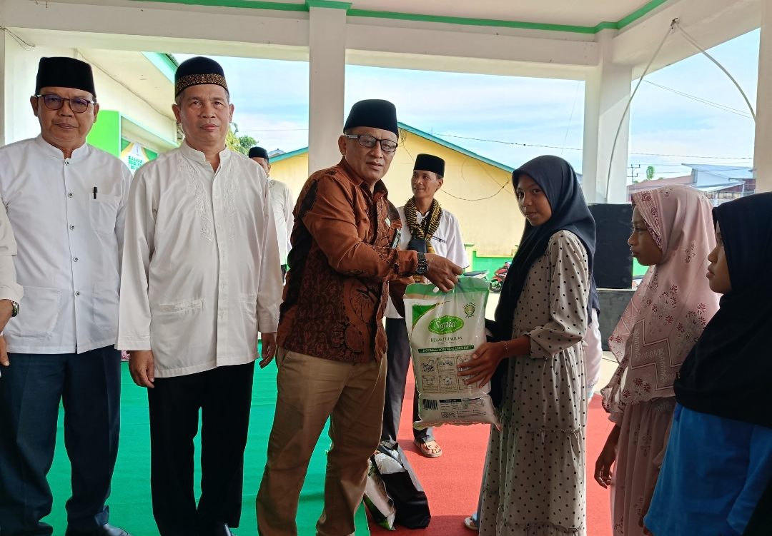 Kepala Kantor Kemenag Kapuas Hulu Mad Rais saat menyerahkan santunan kepada anak yatim
