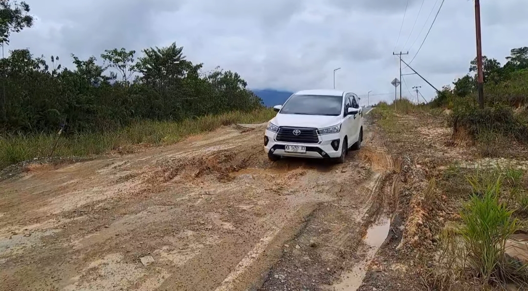 Kondisi jalan Badau - Empanang belum lama dibangun namun sudah rusak sehingga masyarakat perbatasan mengeluh 