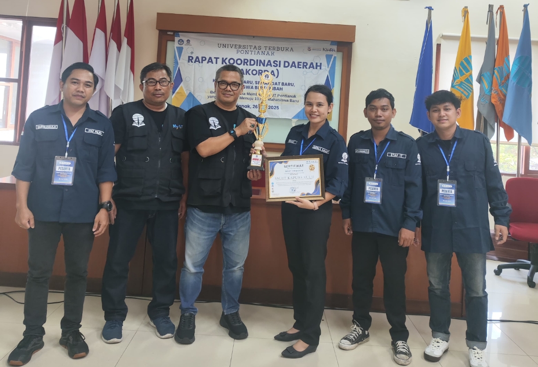 SALUT Kapuas Hulu saat mendapatkan penghargaan terbaik ketiga se Kalbar dari UT Pontianak yang diserahkan langsung oleh Direktur UT Pontianak Romi Siswanto