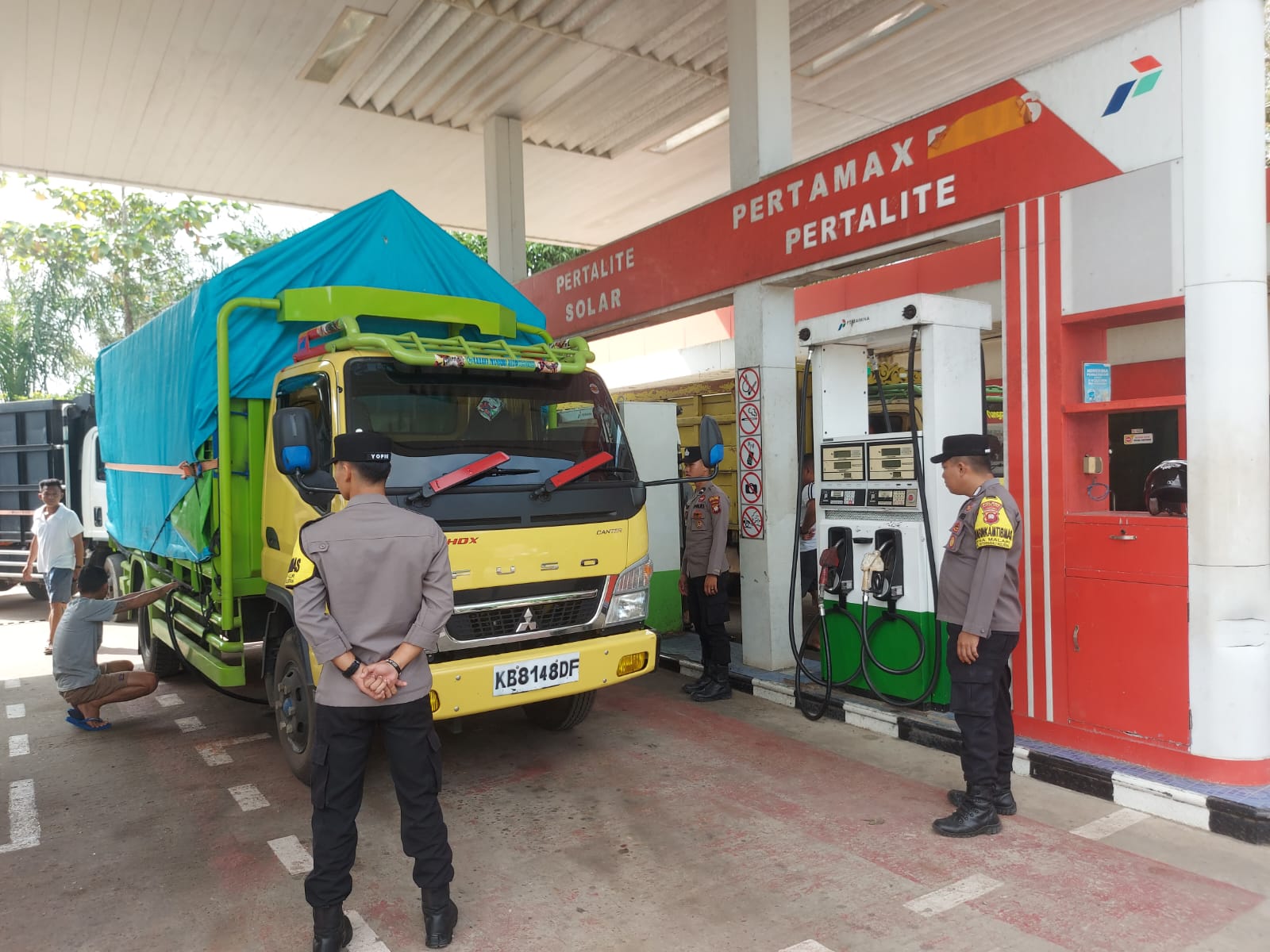 Terlihat anggota Polsek Putussibau Selatan saat melakukan pengawasan penyaluran BBM di salah satu SPBU yang DA di Putussibau Selatan. 