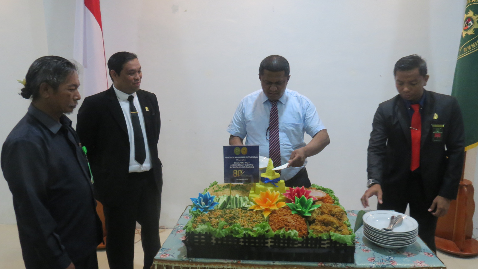 Pemotongan tumpeng di perayaan HUT MA RI di Pengadilan Negeri Putussibau