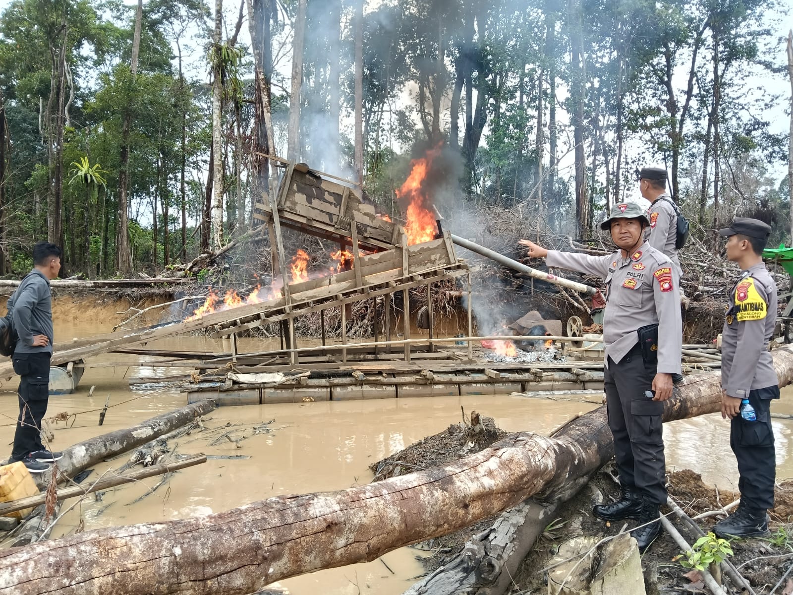 Sebuah rakit PETI yang ditemukan di aliran Sungai Tekudum, anak Sungai Batang Mentebah Desa Tanjung Intan Kecamatan Mentebah dibakar polisi