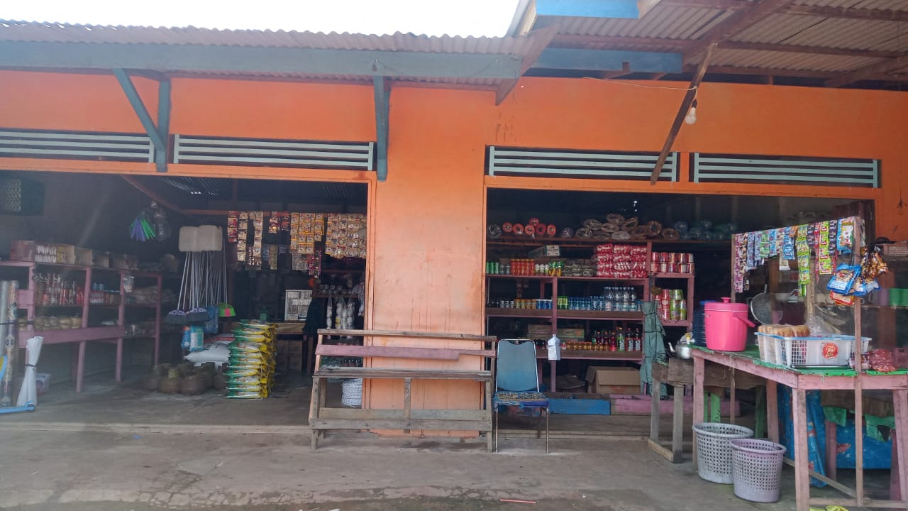 Warung sembako yang dijaga oleh 3 anak yang dituding bekerja di Cafe Gemoy