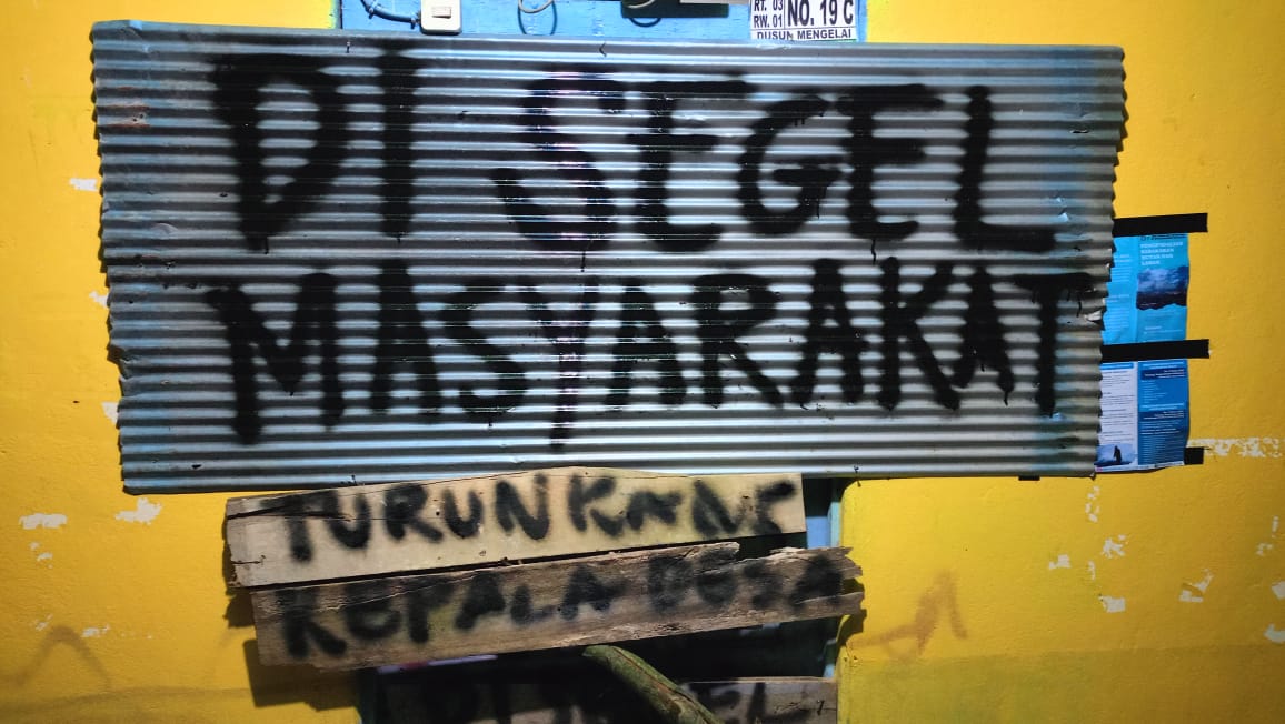 Kantor Desa Riam Mengelai Kecamatan Boyan Tanjung saat disegel warga