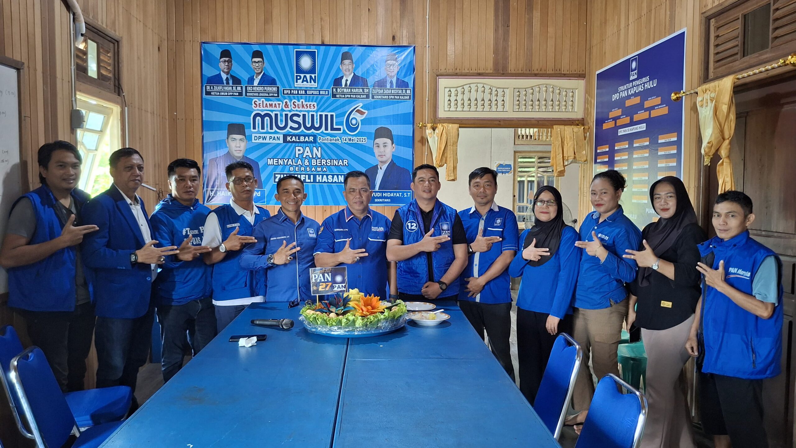 DPD PAN Kapuas Hulu saat merayakan HUT PAN Ke 27 secara sederhana di Rumah PAN