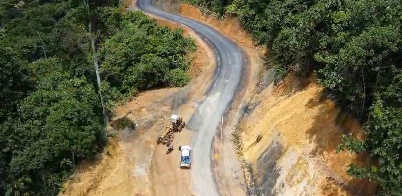 Jalan Nanga Era di Kapuas Hulu menuju Provinsi Kaltim ini tinggal kurang 90 kilometer lagi yang harus diselesaikan pemerintah pusat