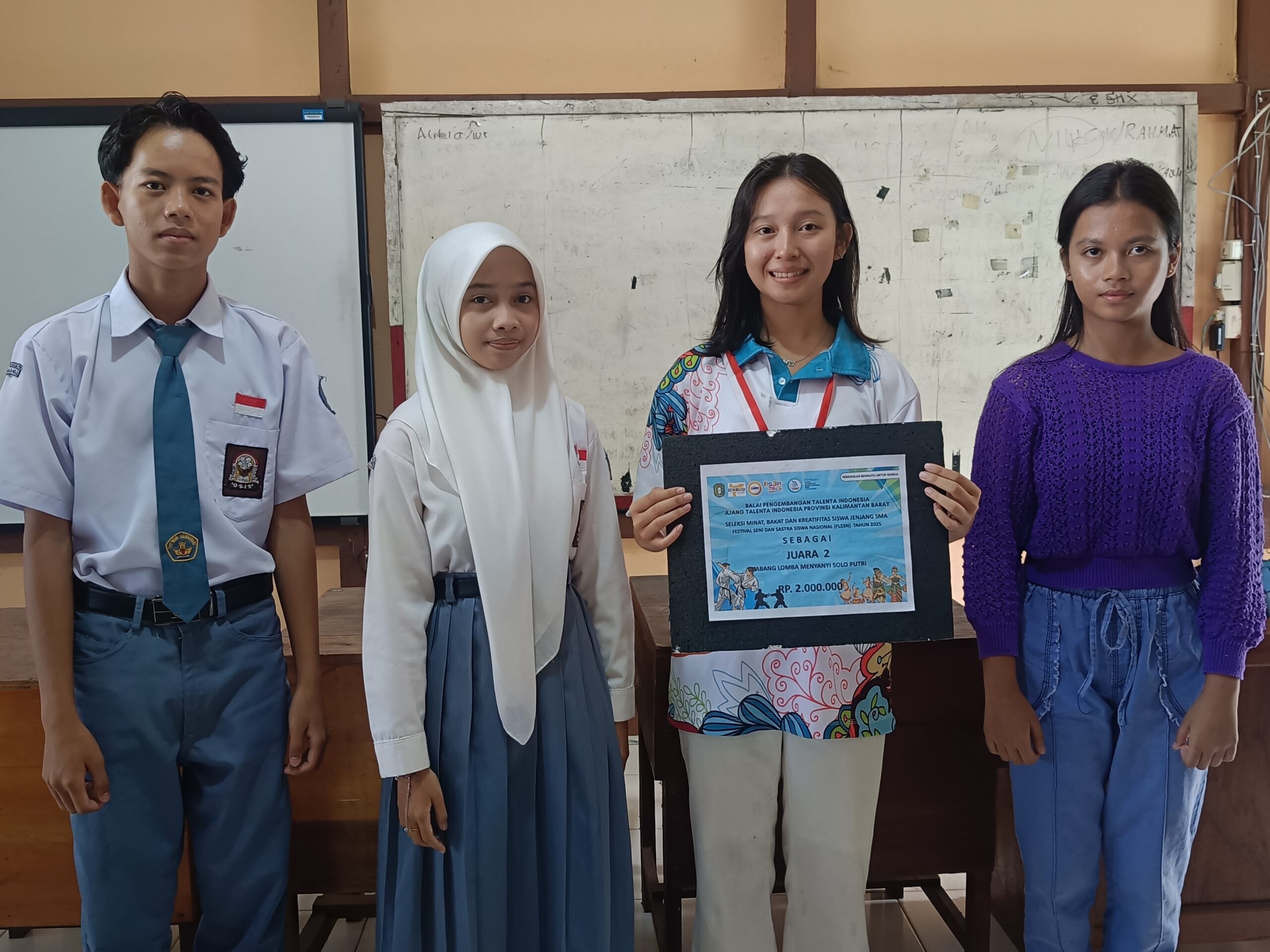 Empat siswa-siswa SMA di Kabupaten Kapuas Hulu yang berhasil menorehkan prestasi di ajang FLS3N Kalbar beberapa waktu yang lalu
