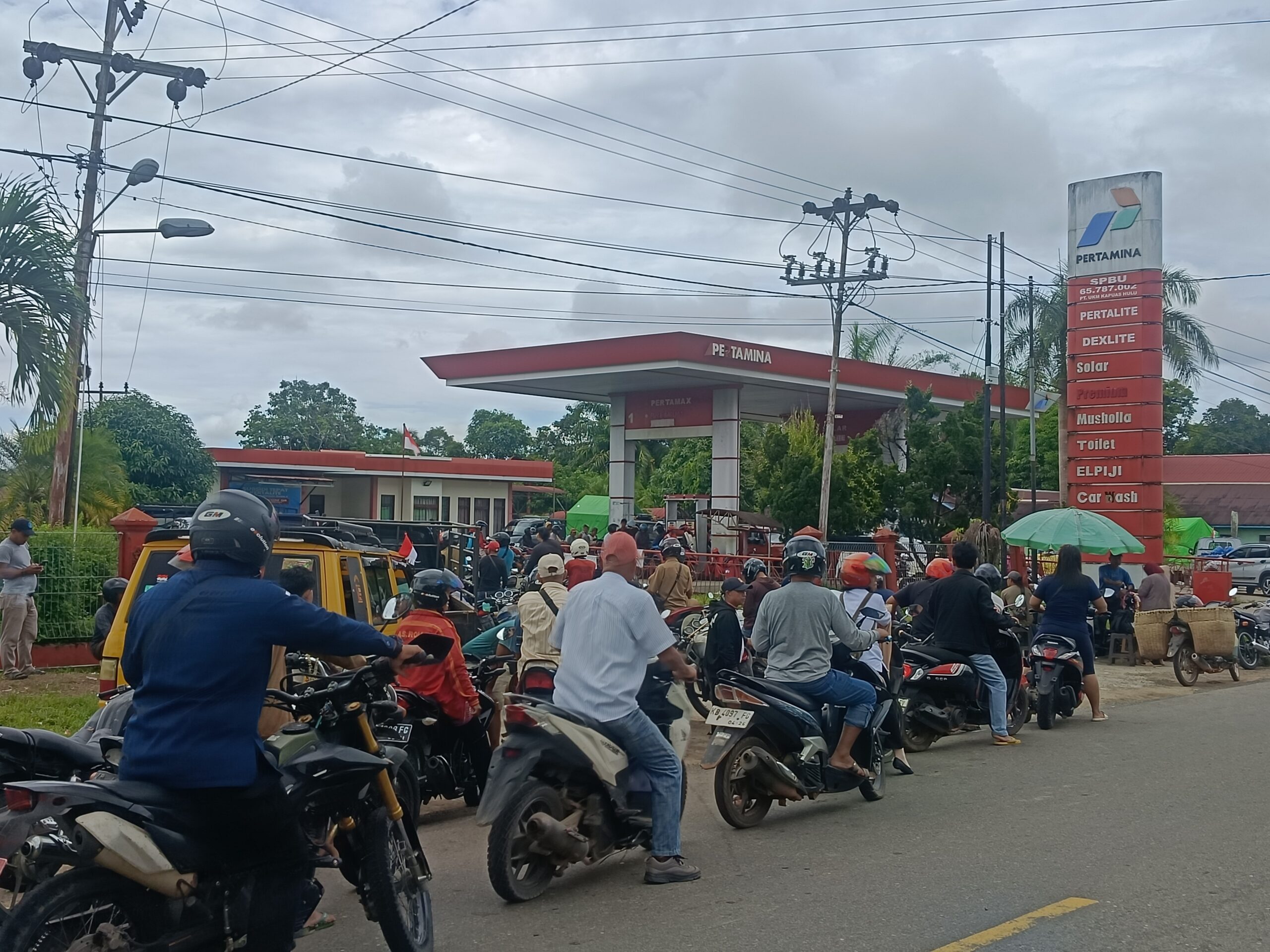 Antrean yang terjadi di SPBU milik Pemda Kapuas Hulu 