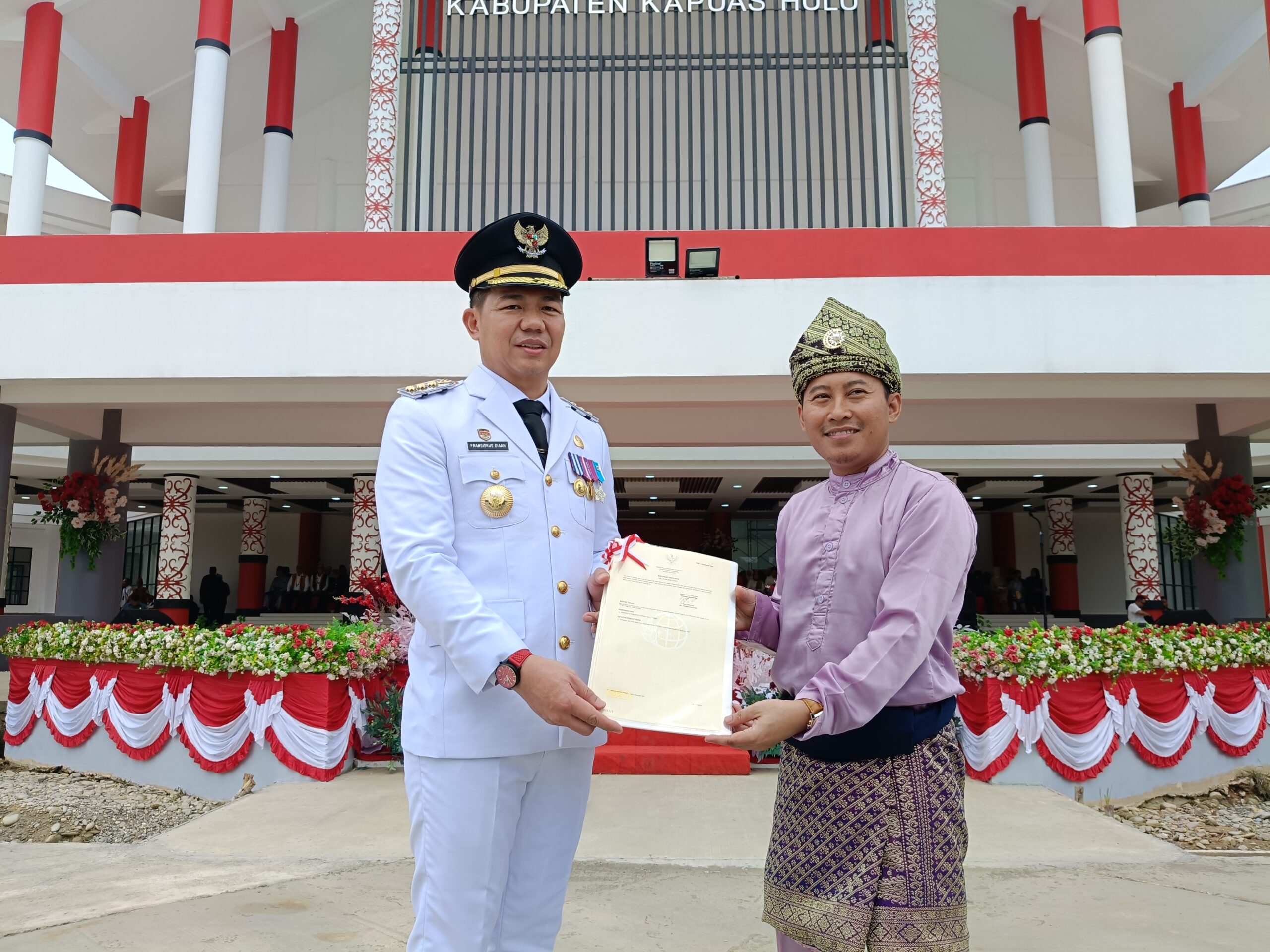 Dicky Zulkarnain Kepala ATR BPN Kapuas Hulu saat menyerahkan sertifikat aset Pemda kepada Bupati Kapuas Hulu Fransiskus Diaan