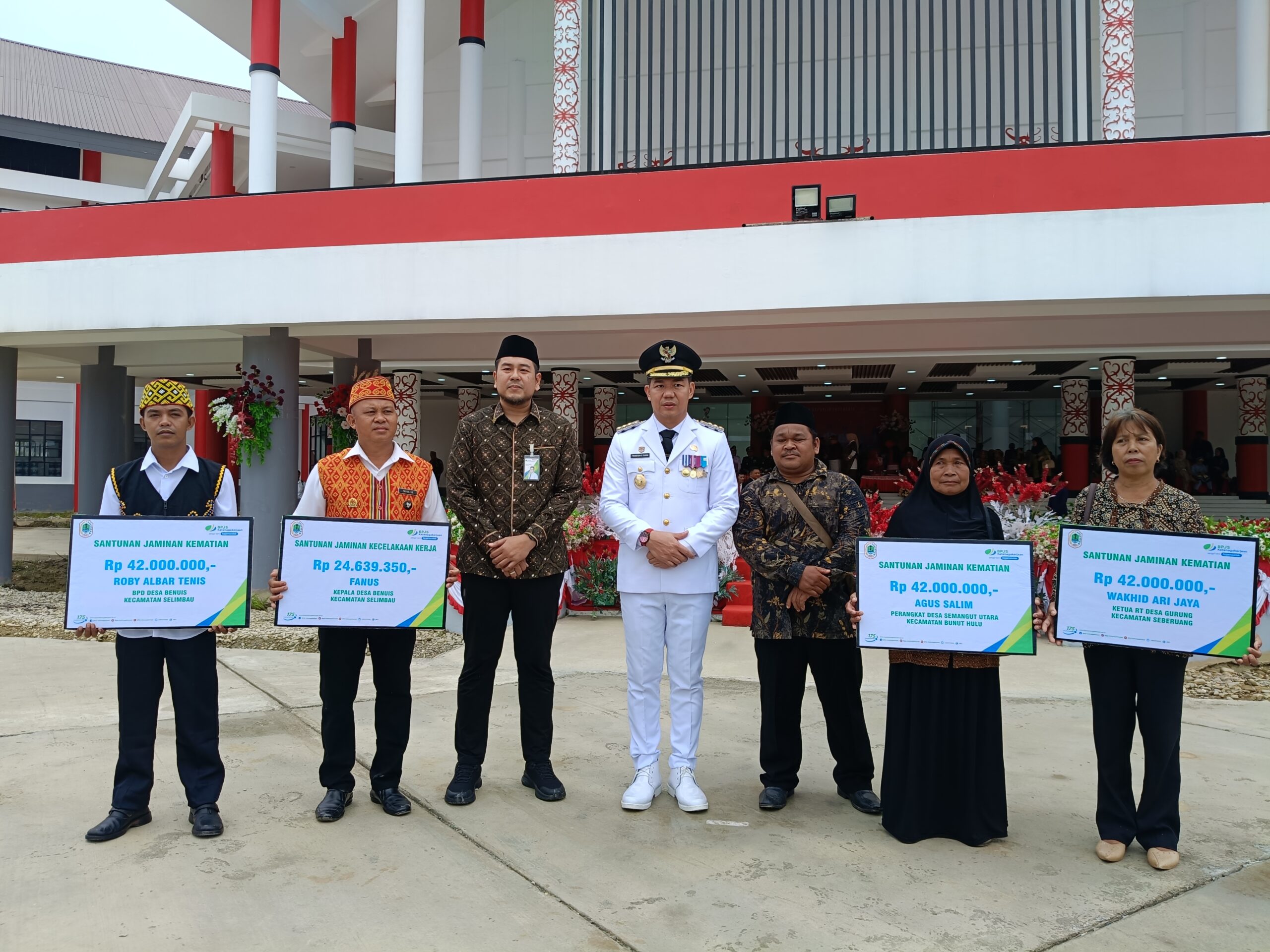 Penyerahan santunan Jaminan Kematian dan Kecelakaan Kerja BPJS Ketenagakerjaan oleh Bupati Kapuas Hulu Fransiskus Diaan