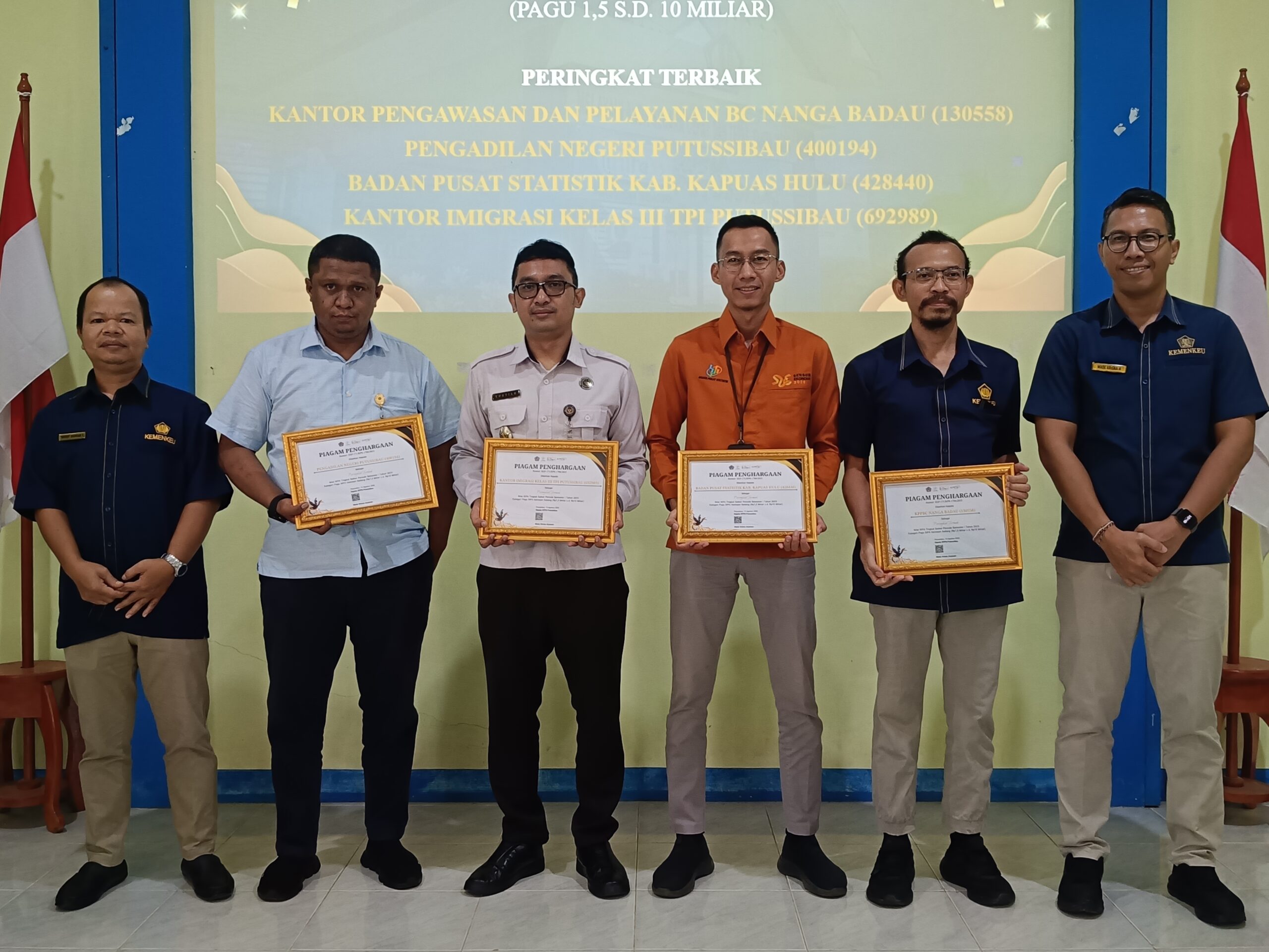 KPPN Putussibau saat memberikan penghargaan kepada Satker dalam pengelolaan anggaran terbaik