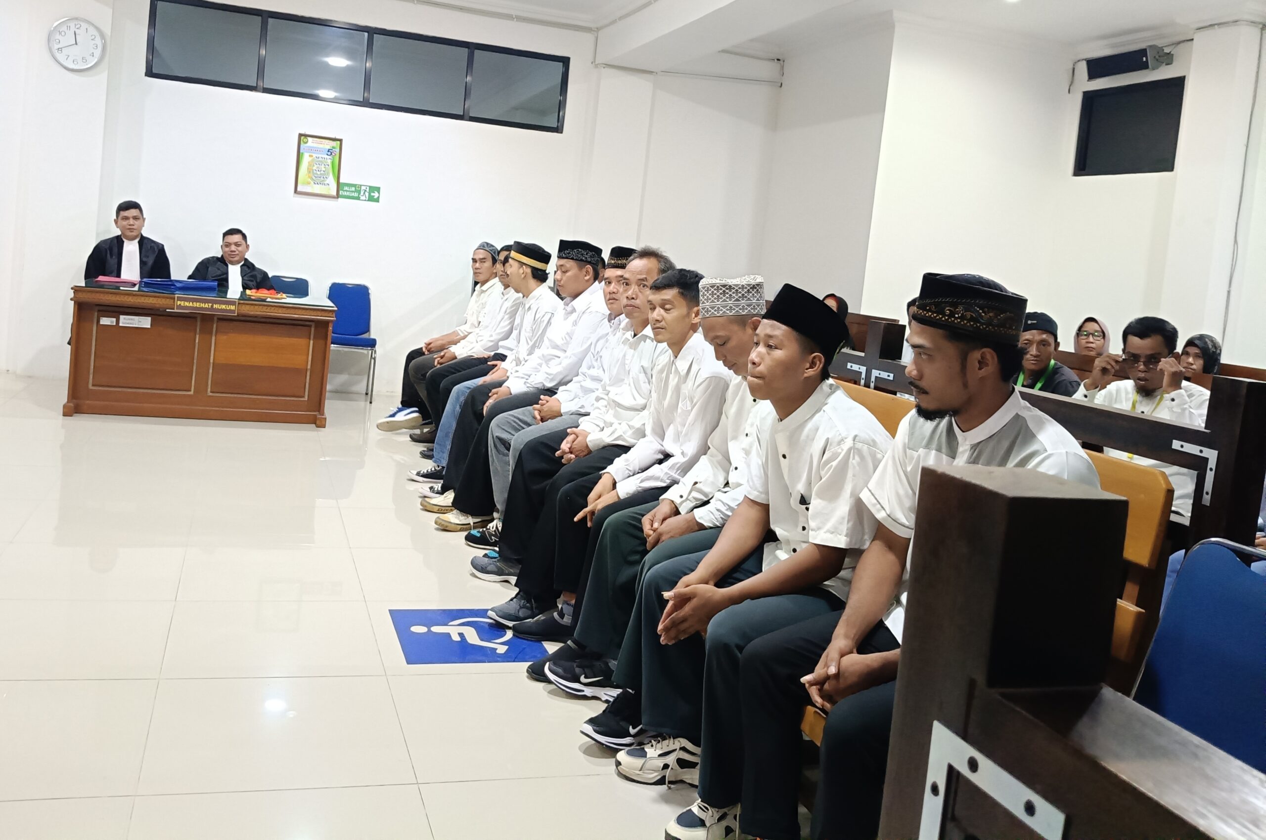 14 terdakwa kasus pengeroyokan di Bunut Hulu saat menjalani sidang perdana di Pengadilan Negeri Putussibau 