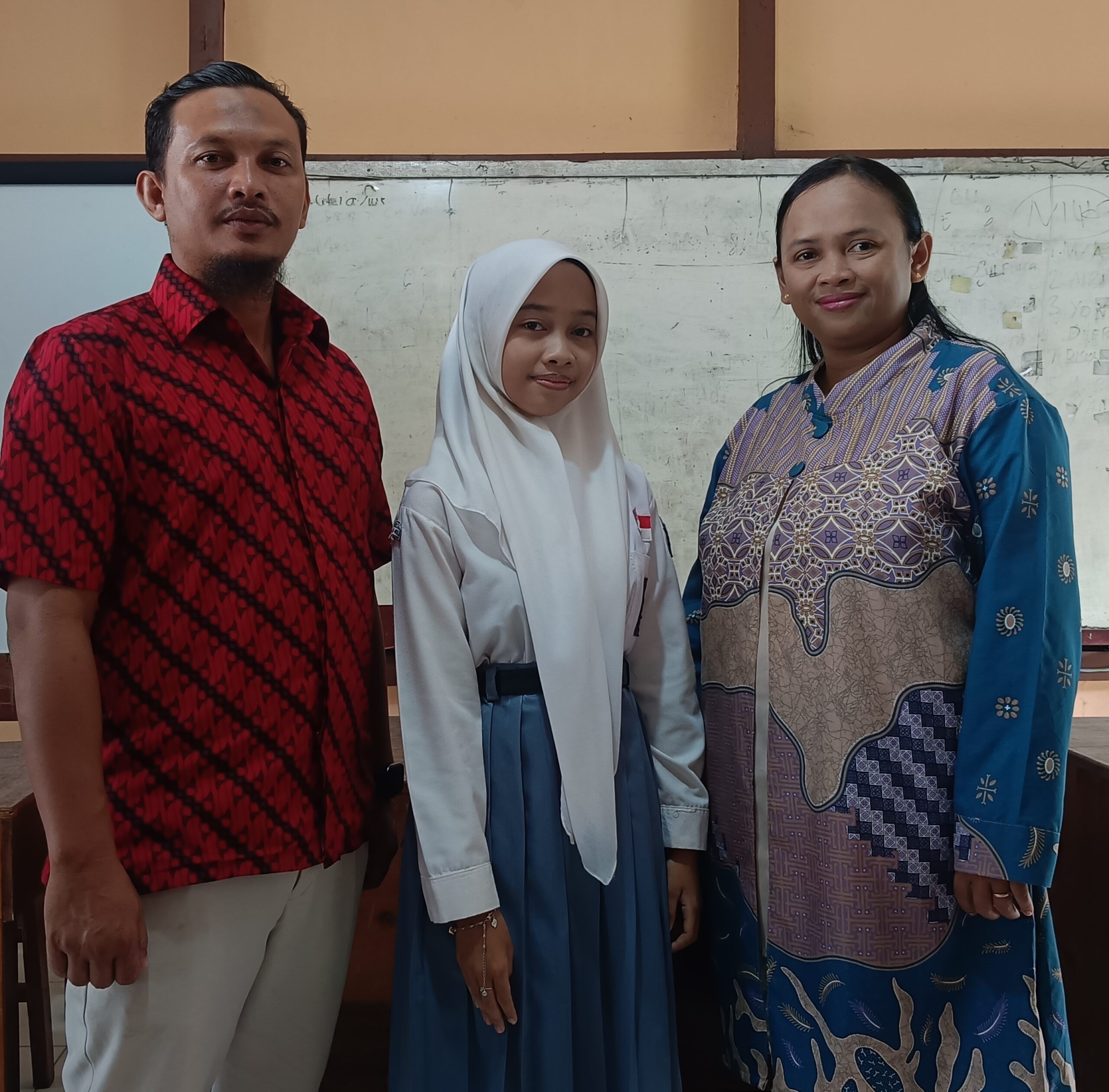 Rara Junaini Putri (tengah) saat didampingi guru dan ibunya