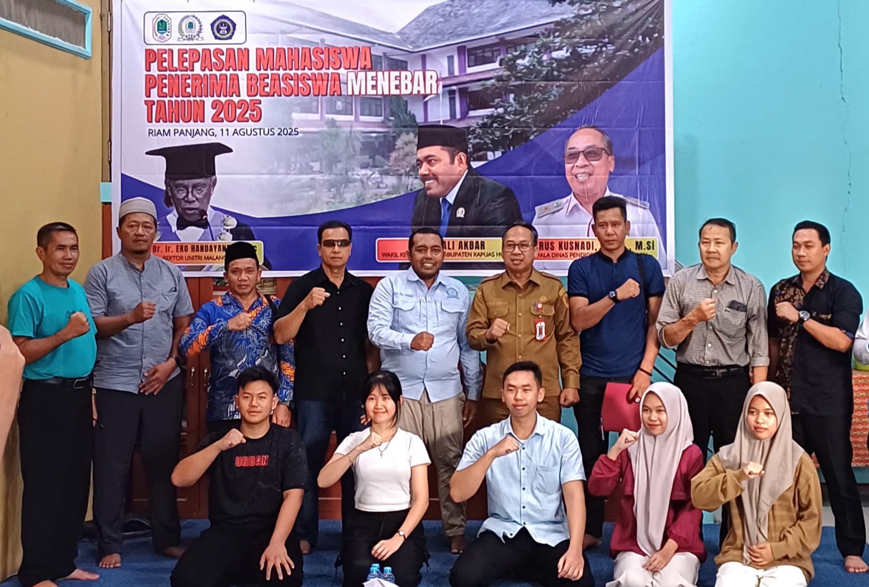 7 anak penerima beasiswa pendidikan gratis ini dilepas keberangkatan ke Universitas Tri Bhuana Tunggadewi  di Kota Malang Jawa Timur