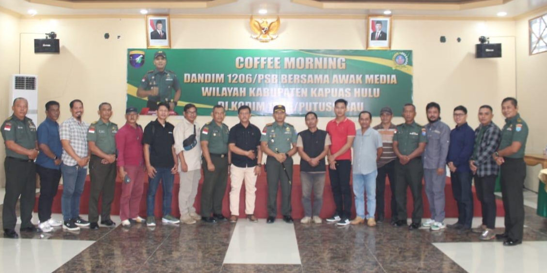 Insan Pers di Kapuas Hulu saat bersama Dandim 1206 Psb Letkol Arm Andreas Prabowo Putro 