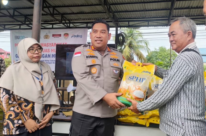 Kapolres Kapuas Hulu AKBP Roberto Aprianto Uda secara simbolis menyerahkan beras kepada warga dalam kegiatan GPM