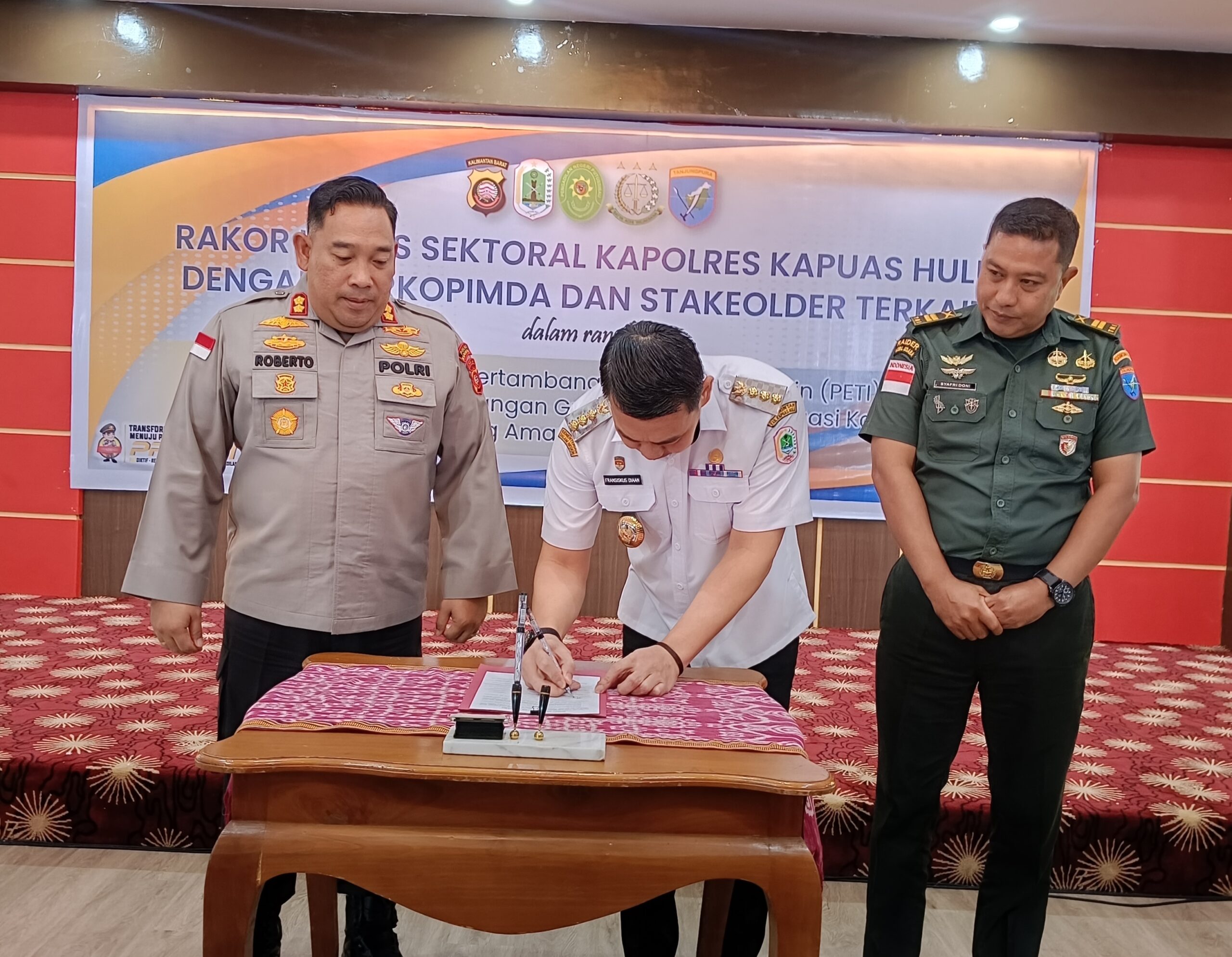 Bupati Kapuas Hulu Fransiskus Diaan menandatangani kesepakatan bersama dalam penanganan kegiatan PETI di Kapuas Hulu 