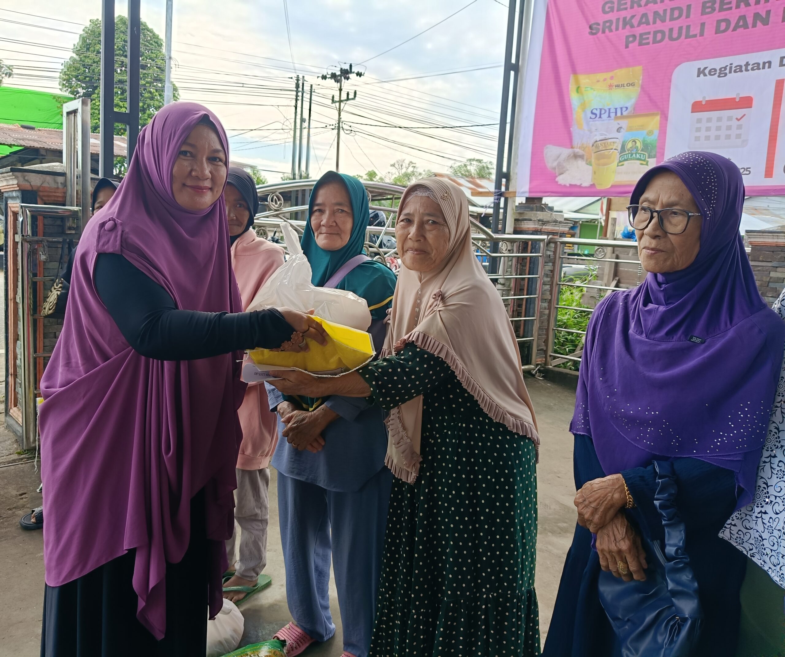 Ketua Srikandi Beringin Lestari Zulvi Darnilawati saat menyalurkan bantuan pangan kepada masyarakat Kapuas Hulu yang kurang mampu di acara Gerakan Pangan Murah 