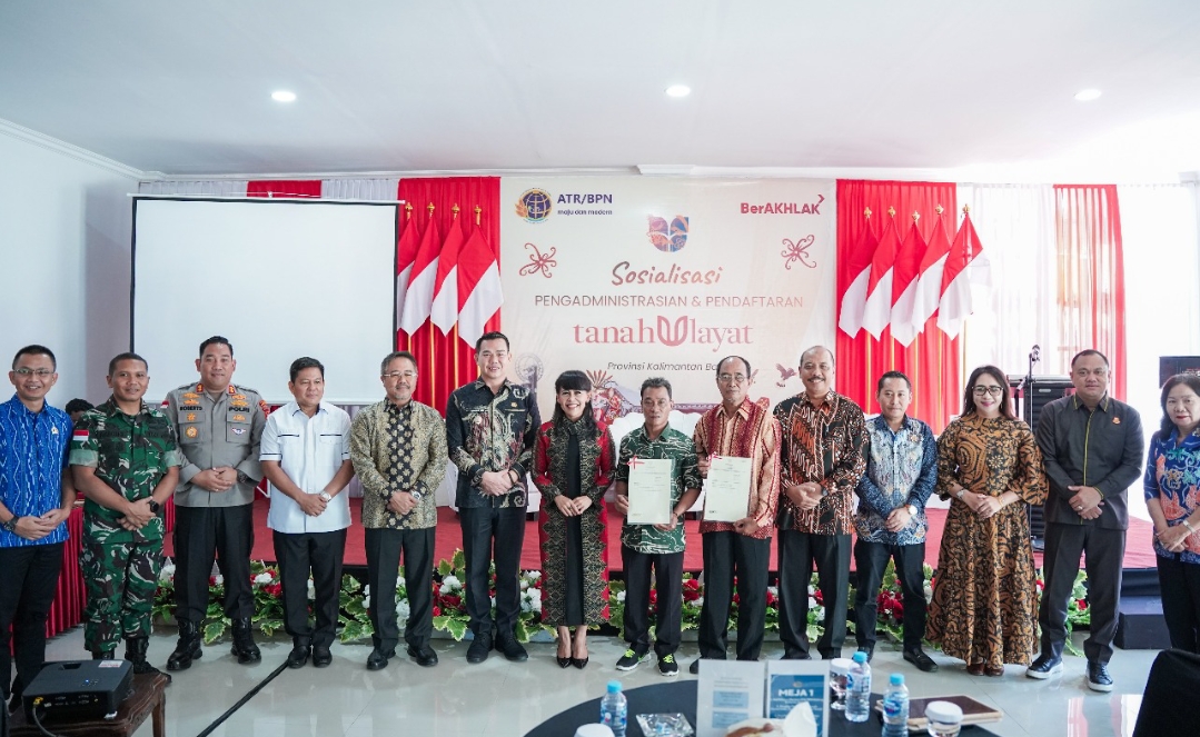 Stafsus Menteri ATR BPN Bidang Reforma Agraria, Rezka Oktoberia menyerahkan sebagian sertifikat Tanah Ulayat kepada masyarakat Iban Sungai Utik dan Iban Benua Kelayan