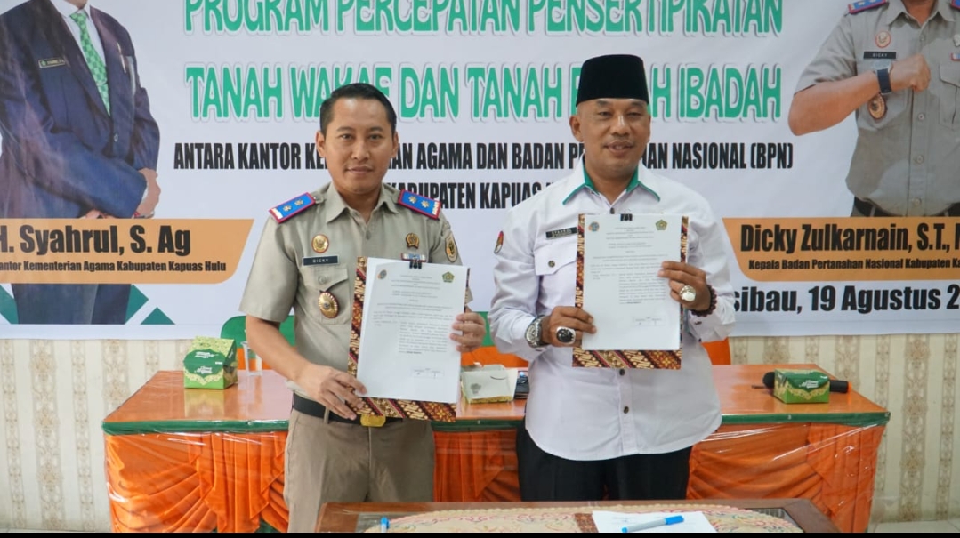 Penyerahan sertifikat tanah wakaf Kemenag Kapuas Hulu dari BPN