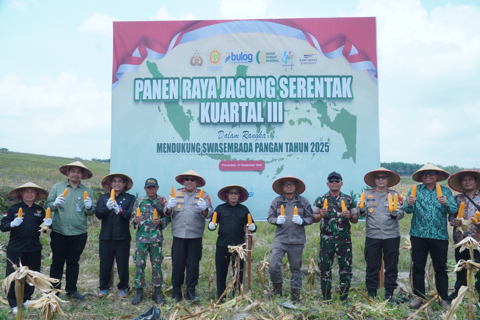 Panen raya jagung kuartal III yang dilakukan Polres Kapuas Hulu bersama Forkompinda Kapuas Hulu di Kecamatan Semitau 