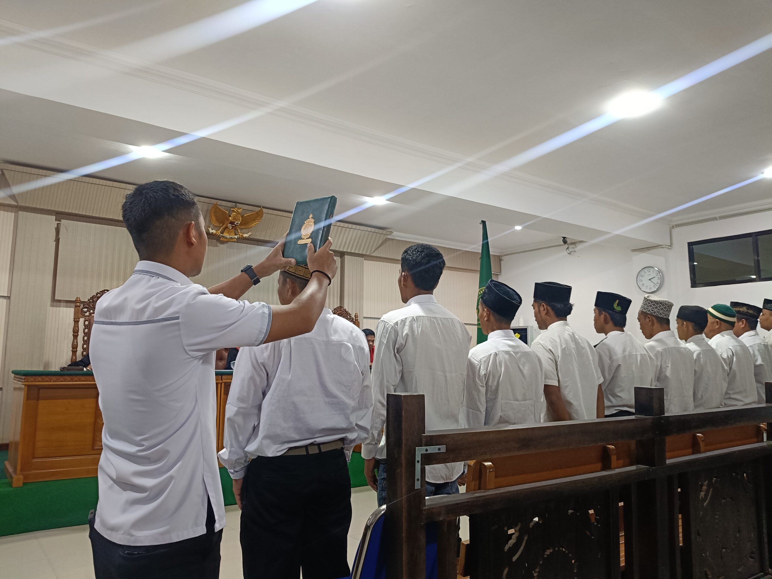 Para terdakwa kasus pengeroyokan di Bunut Hulu saat disumpah di Pengadilan Negeri Putussibau 