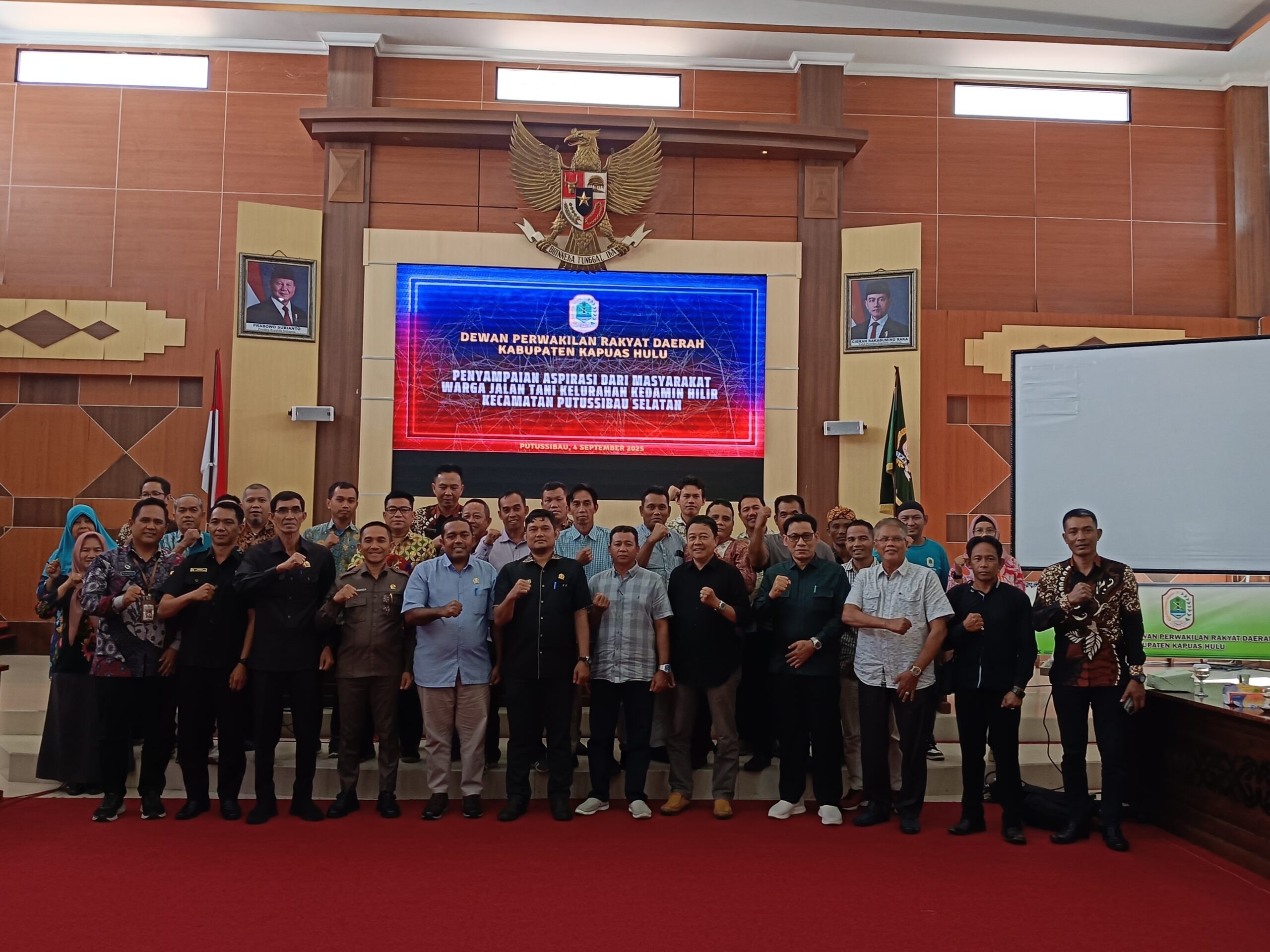 Masyarakat Jalan Tani 1 RT 20 RW 004 Kedamin Hilir saat mengadu ke DPRD Kapuas Hulu 