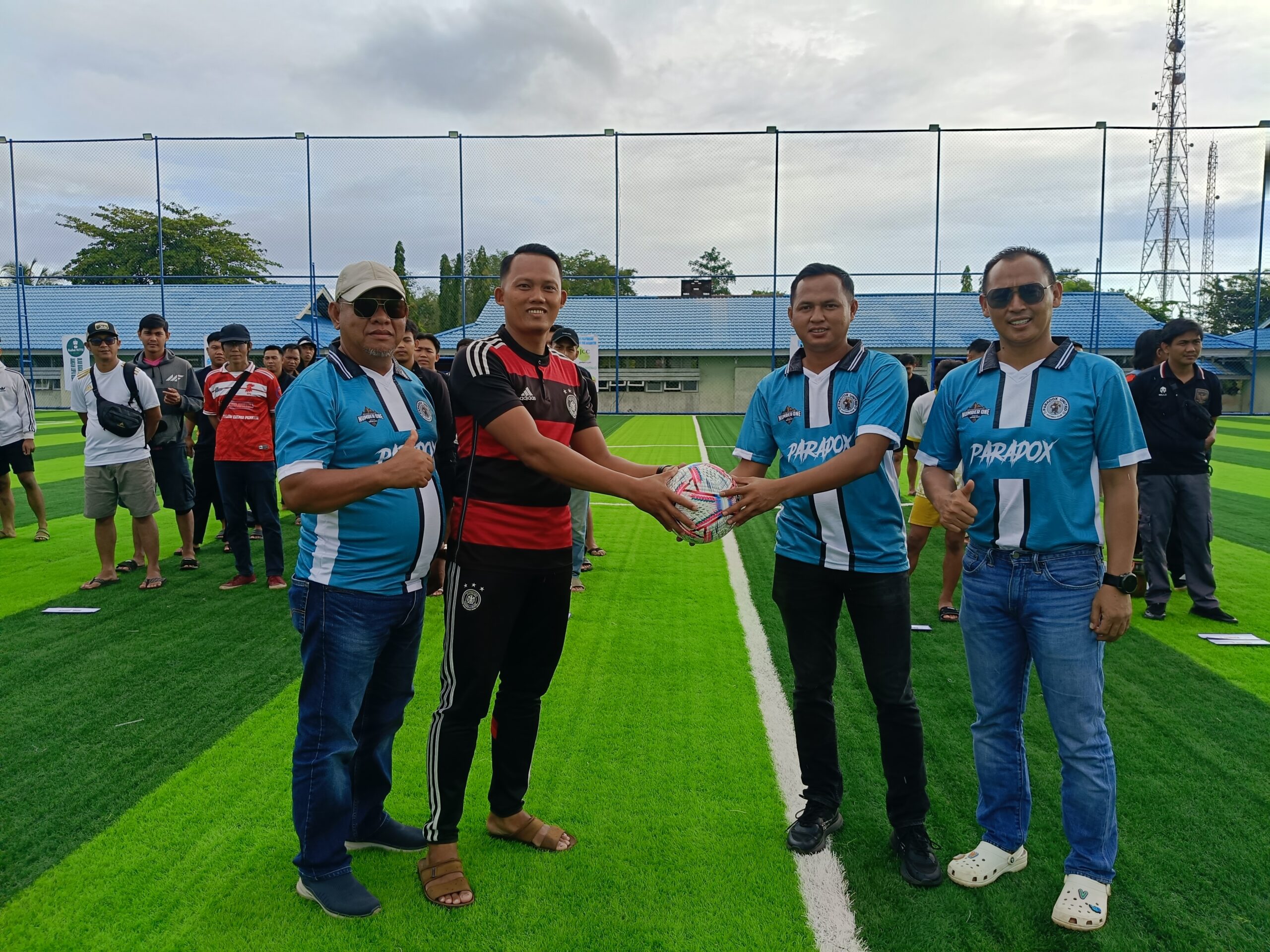 Turnamen mini soccer Paradox Cup resmi dimulai dengan penyerahan bola ke wasit dari Ketua Ketua Komunitas Paradox