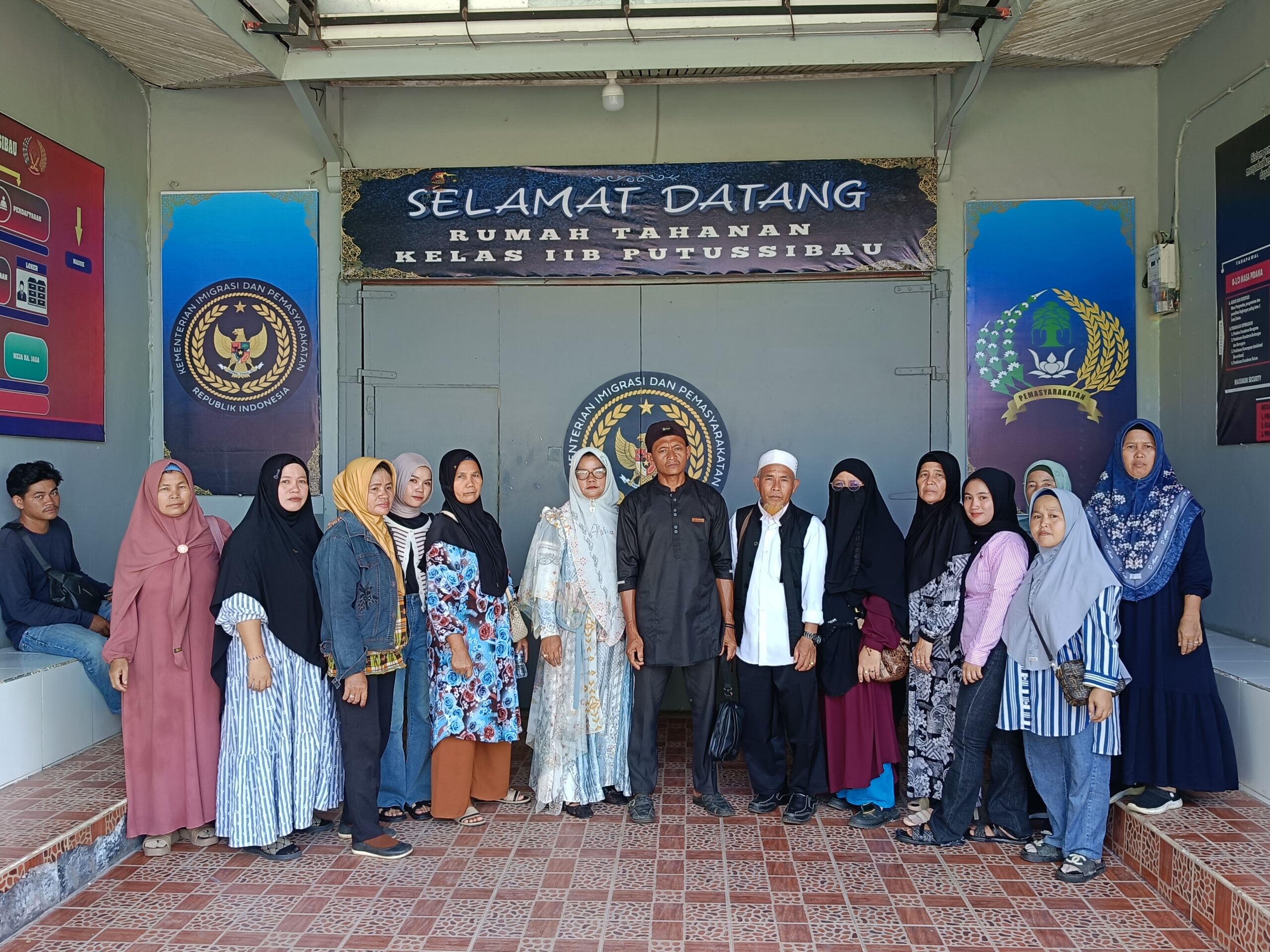 Keluarga para terdakwa kasus pengeroyokan di Bunut Hulu saat berada di Rutan Putussibau