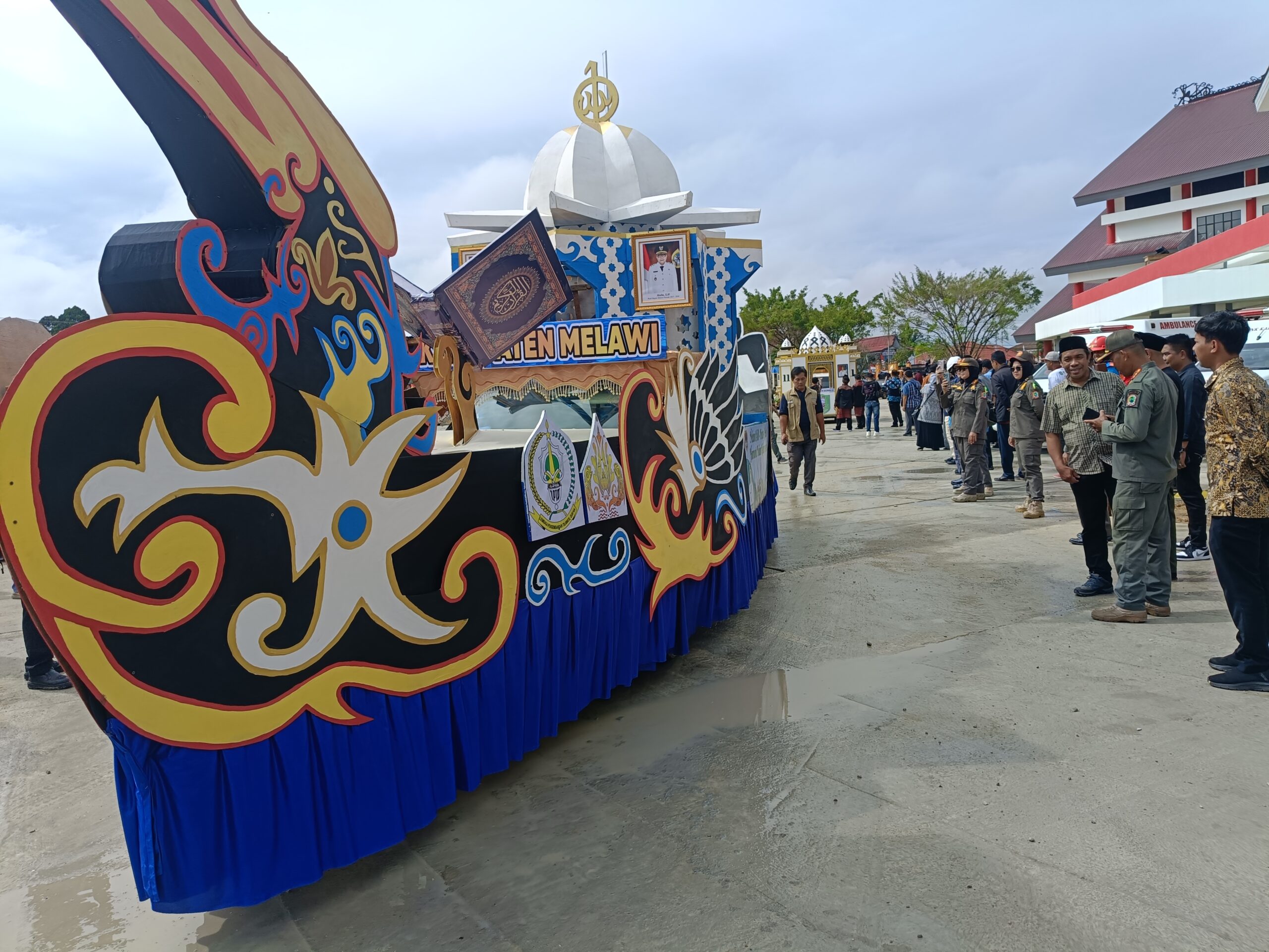 Mobil hias dari Kabupaten Melawi menyemaraki kegiatan MTQ Kalbar di Kapuas Hulu 